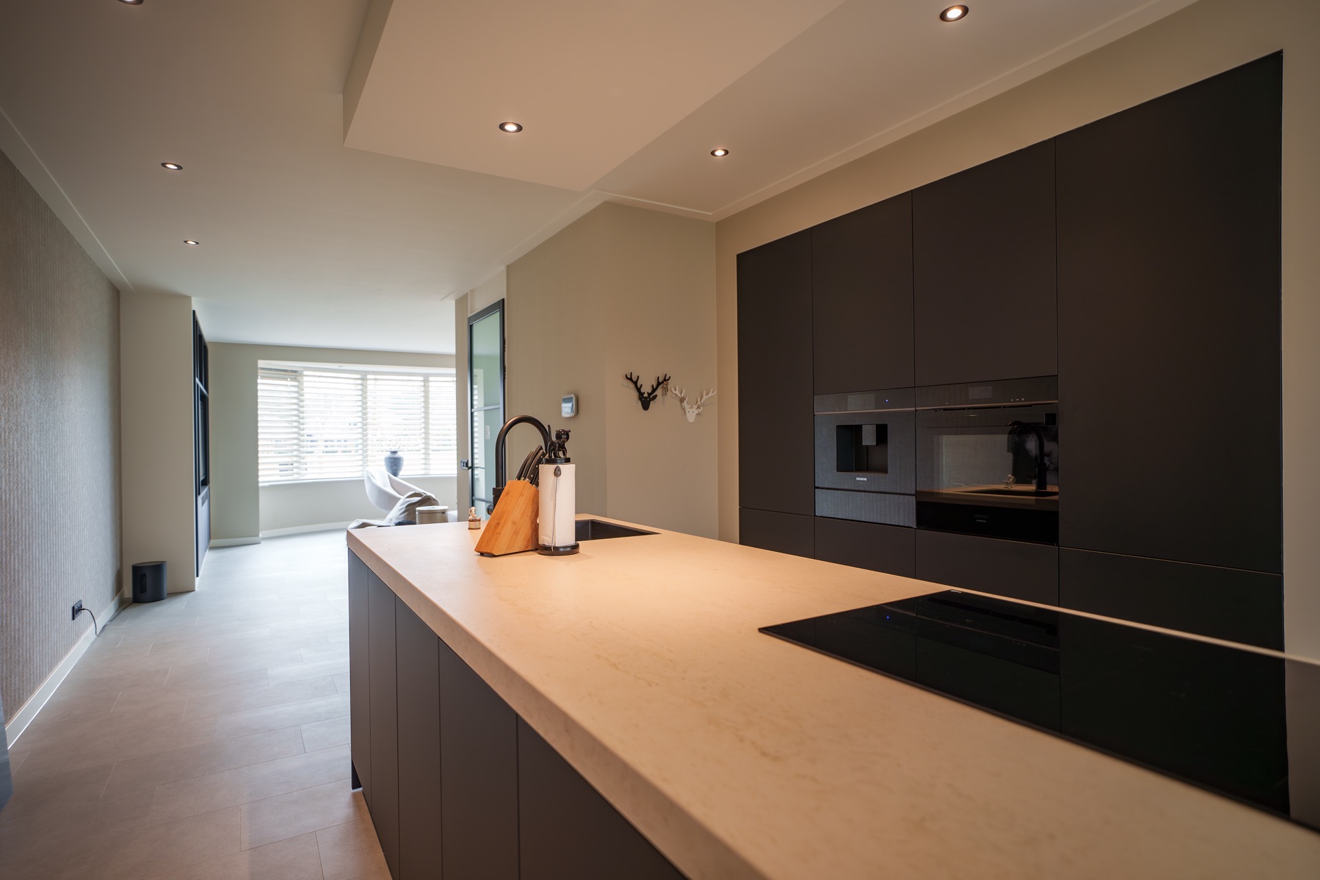 Wohnküche mit Kochinsel: kücheninsel und dunkle Schrankwand mit integrierten Geräten, Luxury, Design, Exclusive, Modern, Custom Made, Special, Beautiful