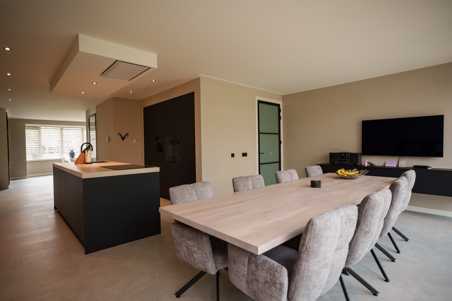 Wohnküche mit Kochinsel: blick vom Sitzbereich auf die Kücheninsel und große Fenster mit Jalousien, Luxury, Design, Exclusive, Modern, Custom Made, Special, Beautiful