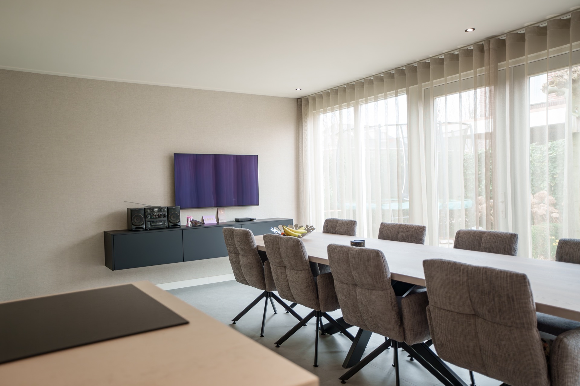 Wohnküche mit Kochinsel: essbereich mit langen Vorhängen am Fenster, eingebauter Schrankwand und viel Tageslicht, Luxury, Design, Exclusive, Modern, Custom Made, Special, Beautiful