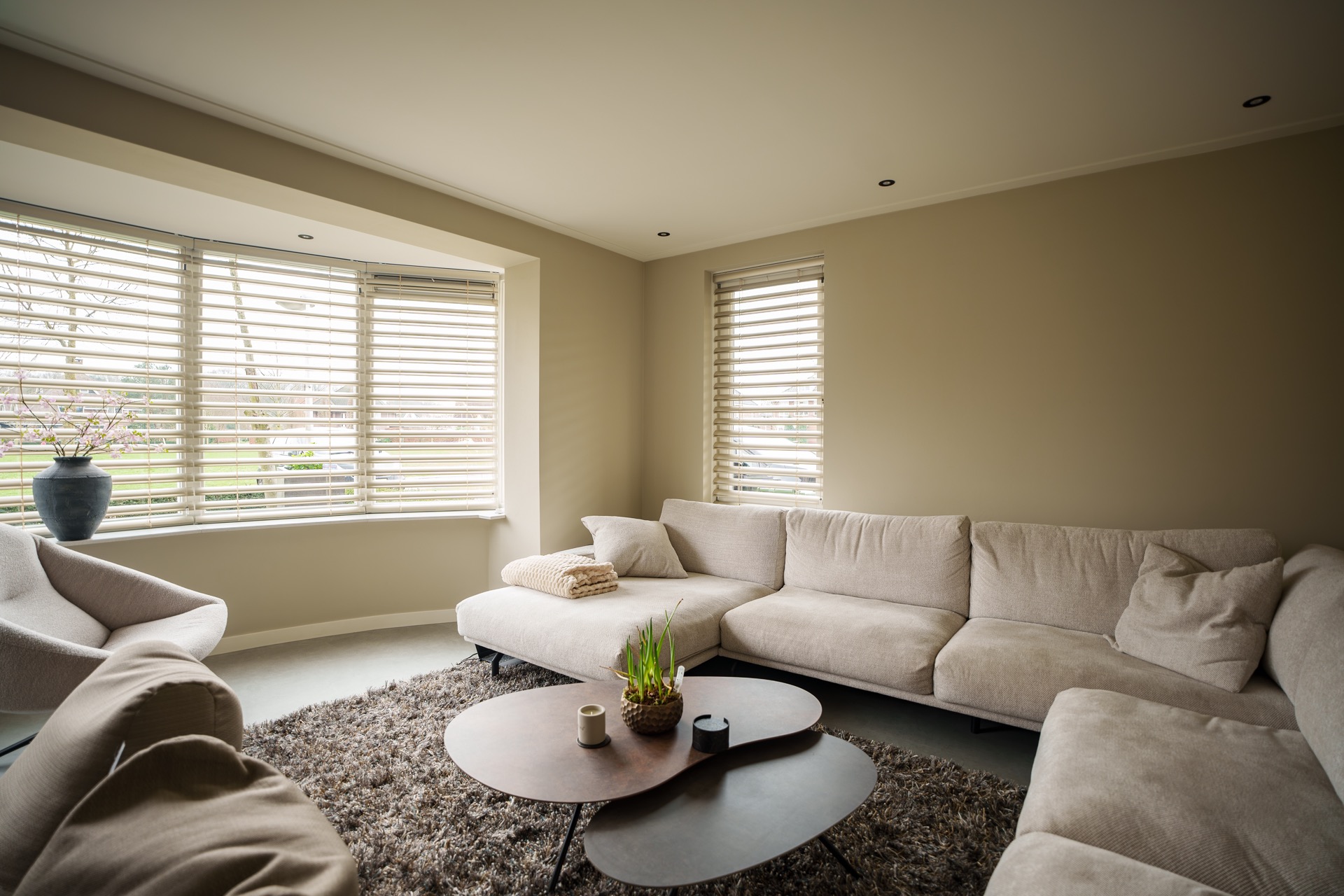 Wohnküche mit Kochinsel: moderne Sitzecke mit Sofa und großen Fenstern mit Jalousien, Luxury, Design, Exclusive, Modern, Custom Made, Special, Beautiful