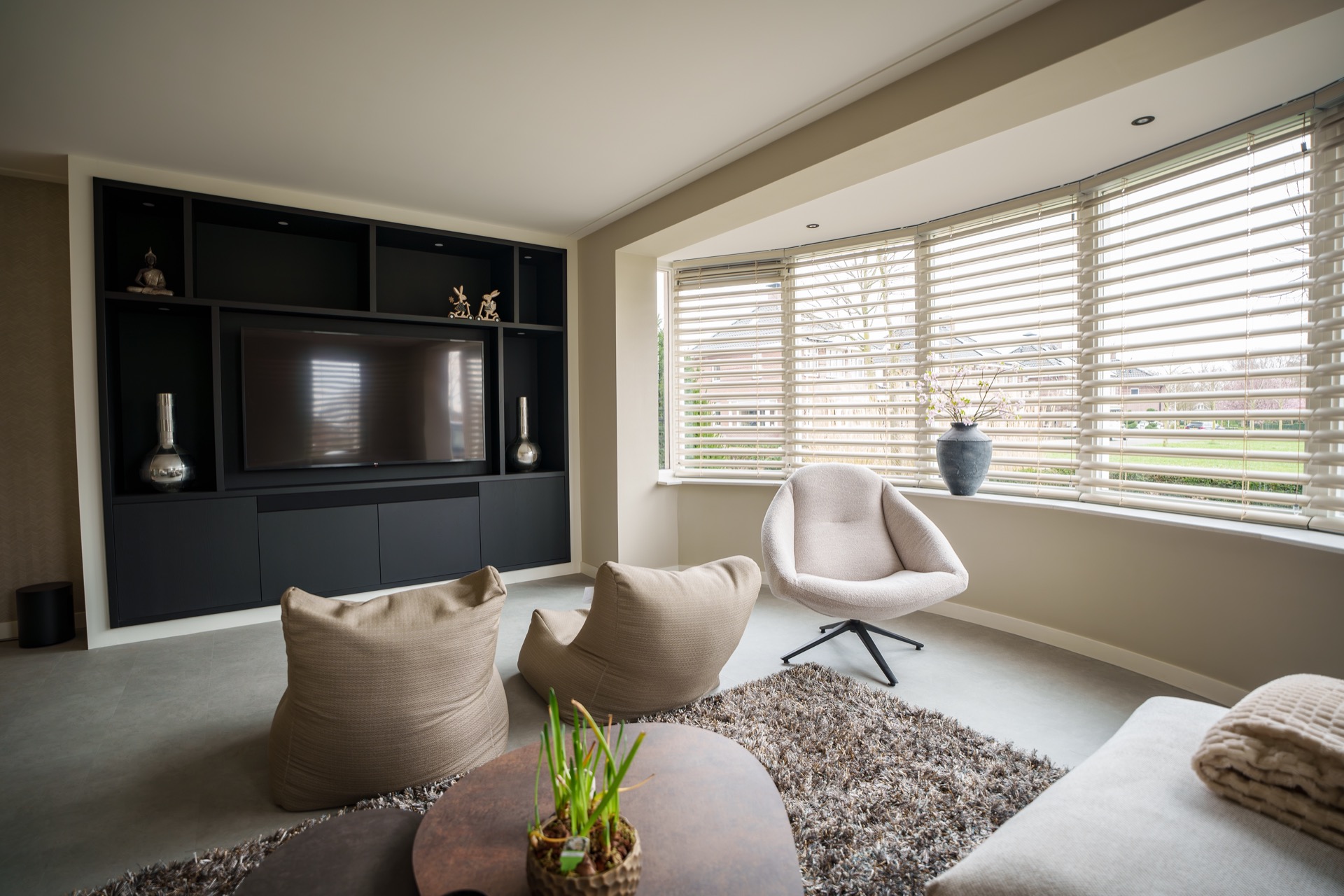 Wohnküche mit Kochinsel: sitzecke mit eingebautem Wandregal und großen Fenstern mit Jalousien, Luxury, Design, Exclusive, Modern, Custom Made, Special, Beautiful