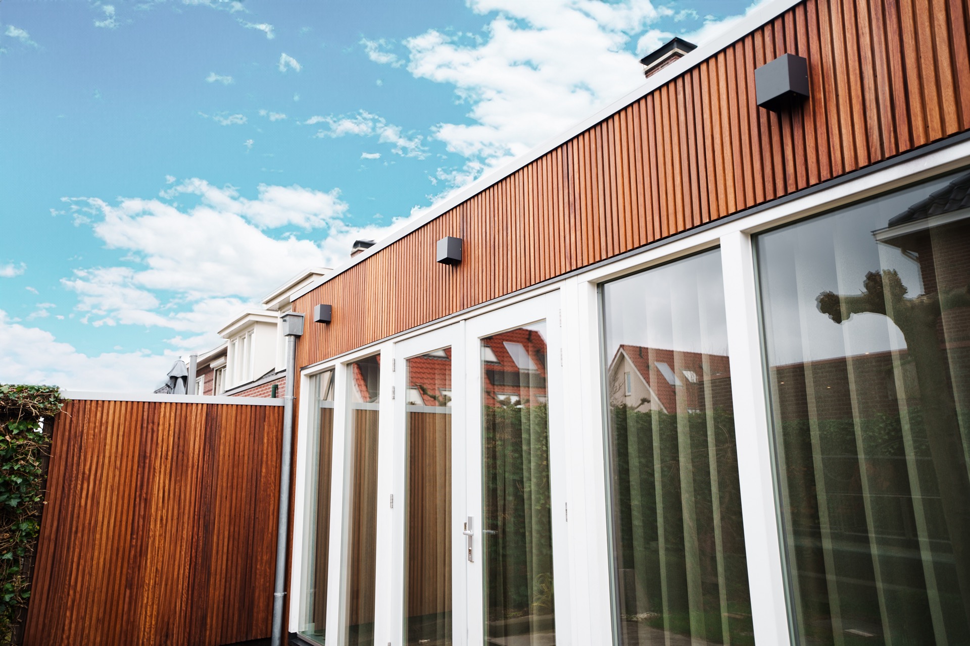 Wohnküche mit Kochinsel: außenansicht mit vertikaler Holzlattenfassade und großen Glasflächen, Luxury, Design, Exclusive, Modern, Custom Made, Special, Beautiful