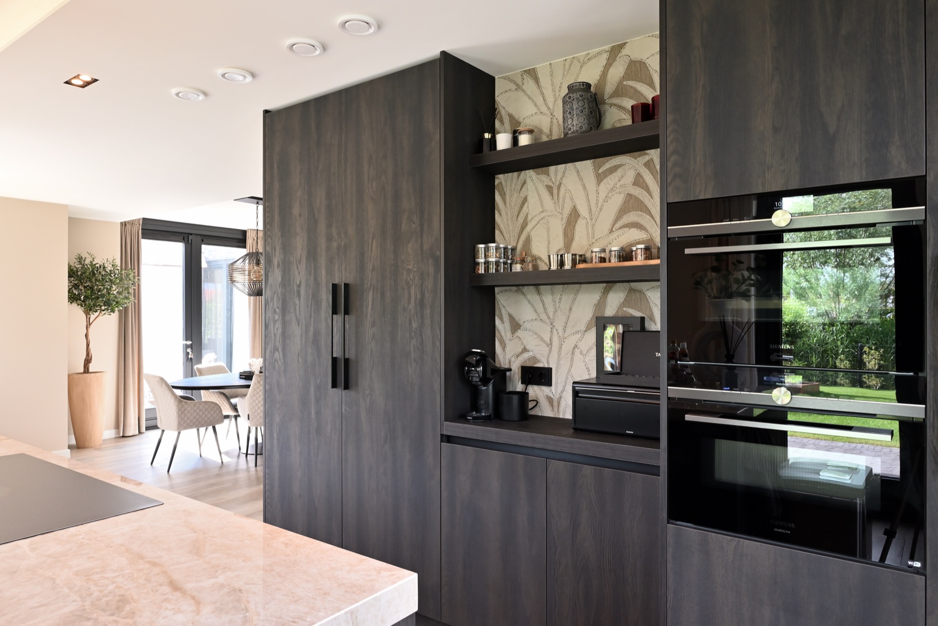 cocina moderna con encimera de mármol y armarios de madera oscura: pared de cocina con muebles a medida de madera oscura y, Luxury, Design, Exclusive, Modern, Custom Made, Special, Beautiful