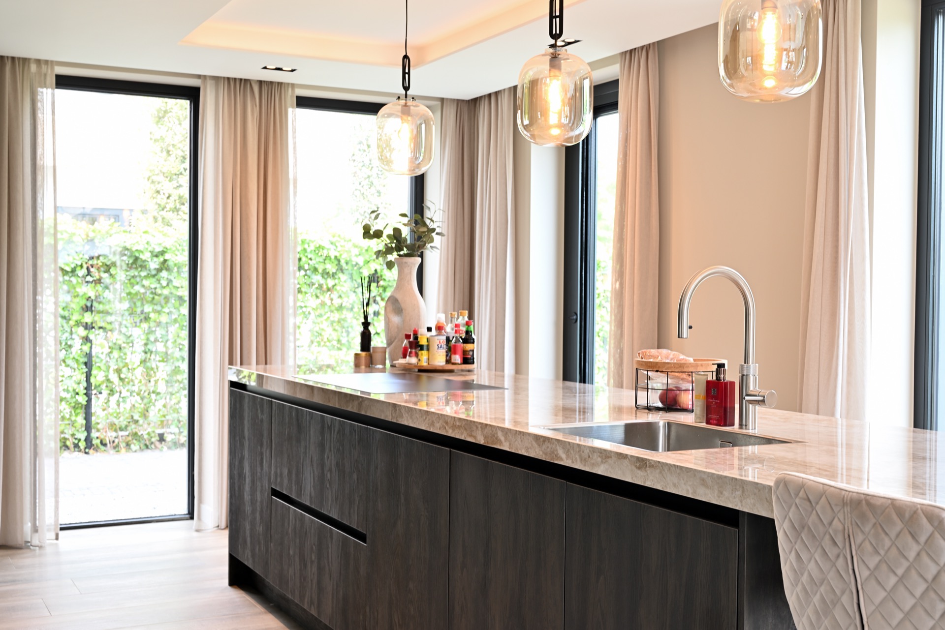 cocina moderna con encimera de mármol y armarios de madera oscura: frente de cocina con madera oscura, zona de horno, Luxury, Design, Exclusive, Modern, Custom Made, Special, Beautiful