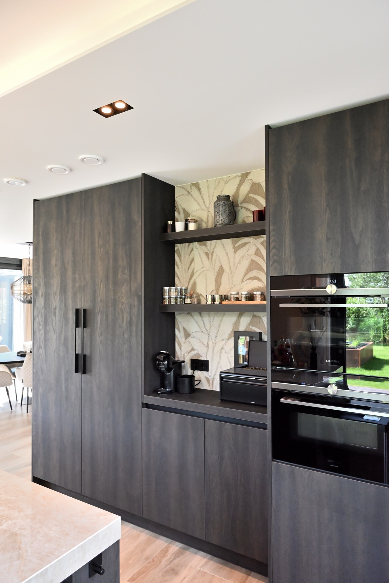 cocina moderna con encimera de mármol y armarios de madera oscura: zona de estar con grandes ventanas, marcos oscuros y, Luxury, Design, Exclusive, Modern, Custom Made, Special, Beautiful
