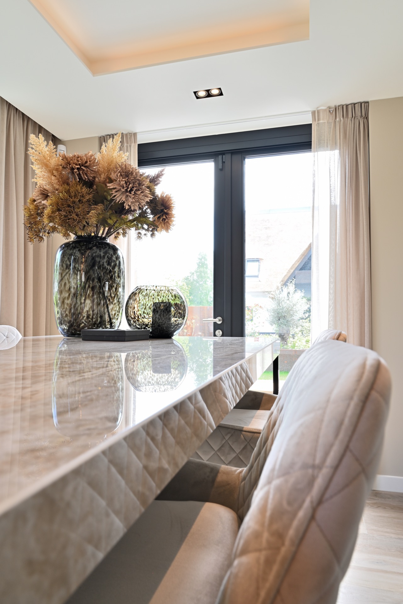 cocina moderna con encimera de mármol y armarios de madera oscura: vista general de la cocina con lámparas colgantes de, Luxury, Design, Exclusive, Modern, Custom Made, Special, Beautiful