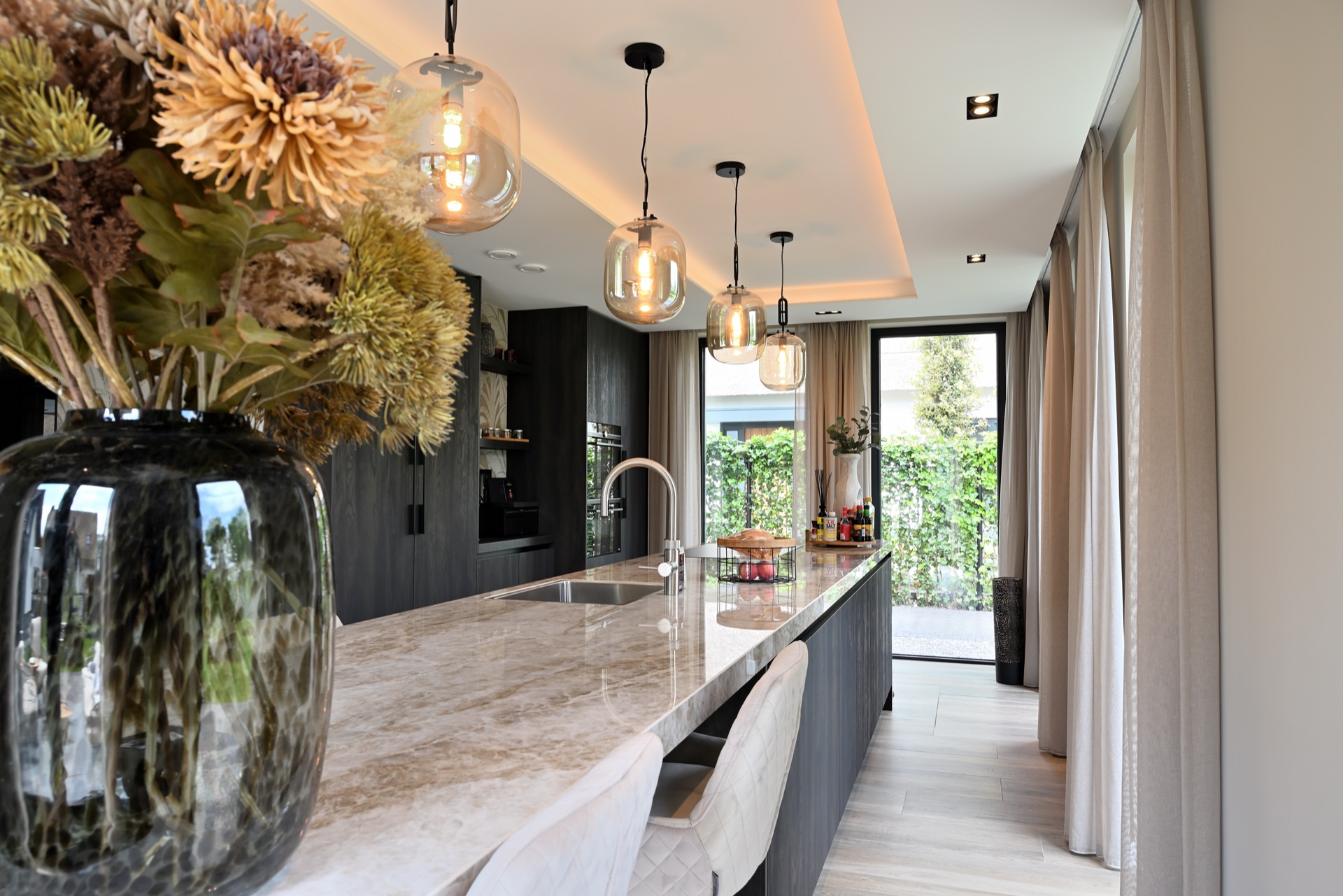 cocina moderna con encimera de mármol y armarios de madera oscura: cocina con encimera de mármol, zona de fregadero con, Luxury, Design, Exclusive, Modern, Custom Made, Special, Beautiful