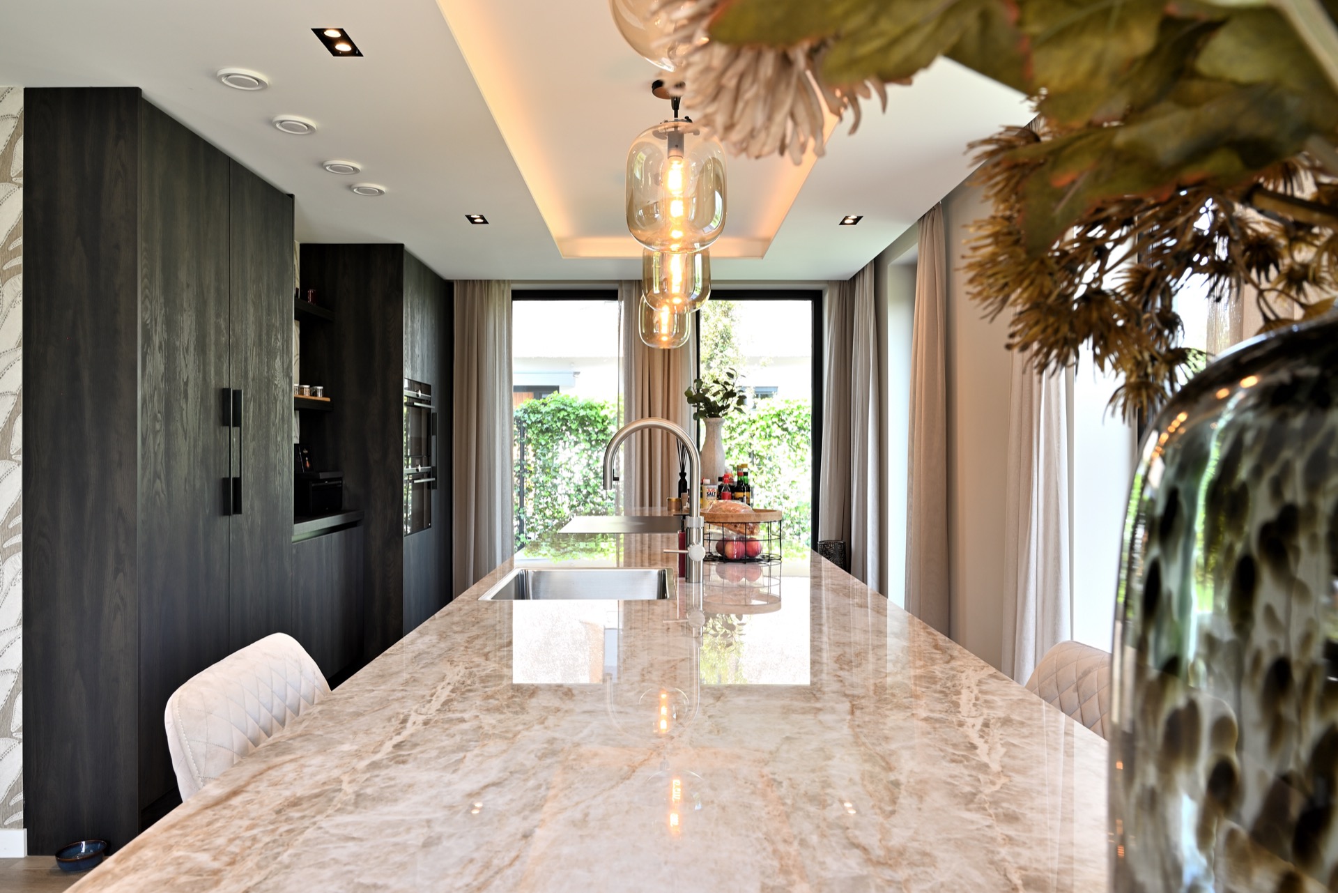 cocina moderna con encimera de mármol y armarios de madera oscura: vista hacia la cocina con encimera de mármol, fregadero, Luxury, Design, Exclusive, Modern, Custom Made, Special, Beautiful