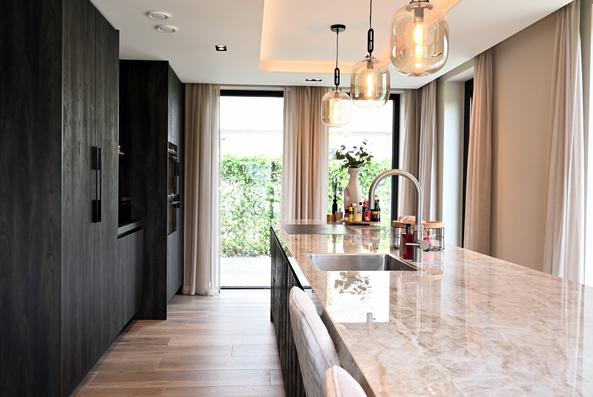 cocina moderna con encimera de mármol y armarios de madera oscura: primer plano del display del electrodoméstico con texto, Luxury, Design, Exclusive, Modern, Custom Made, Special, Beautiful