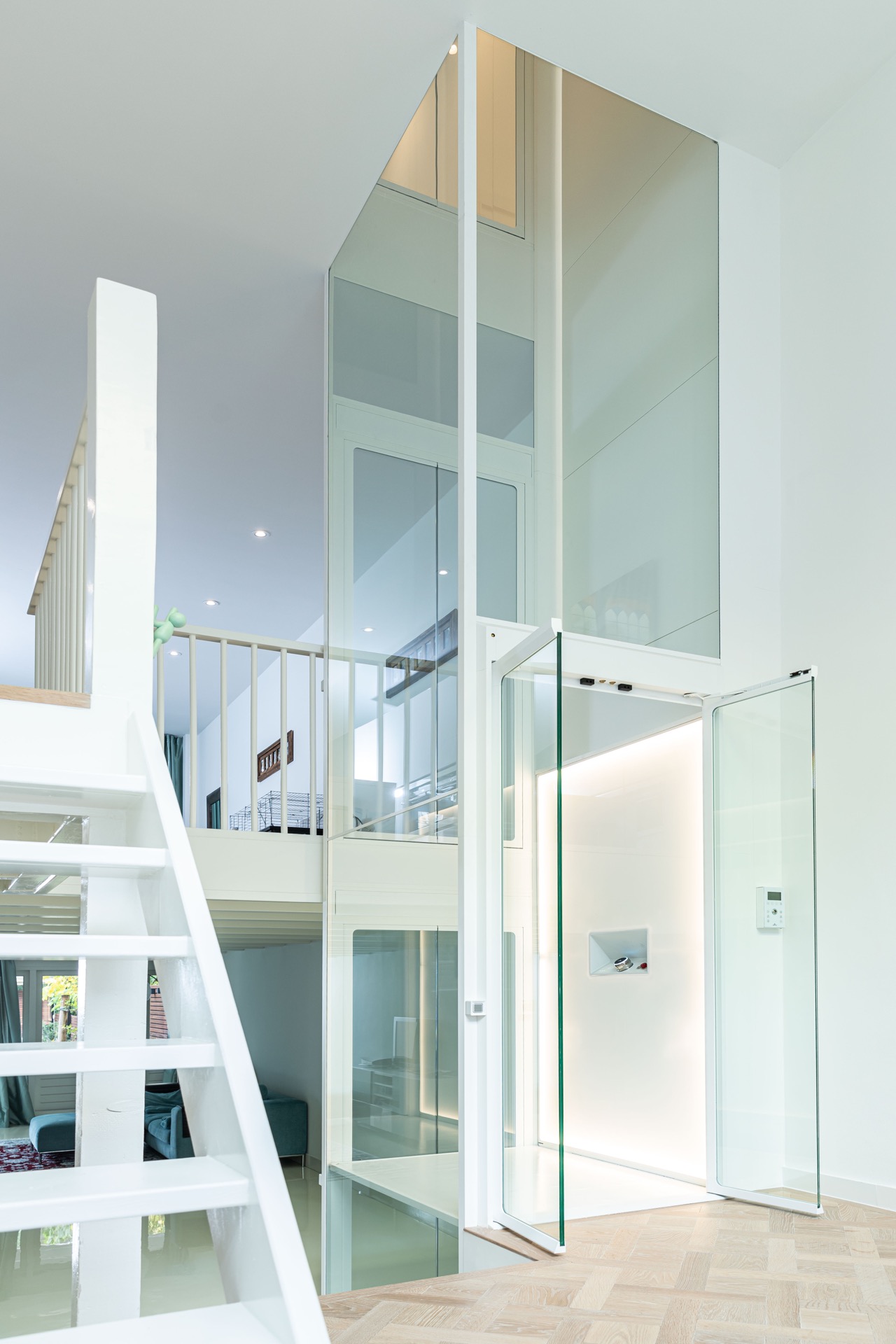 Glashomelift-Schacht: glas-Homelift mit vertikalen Sichtachsen im Schacht über mehrere Etagen, Luxury, Design, Exclusive, Modern, Custom Made, Special, Beautiful