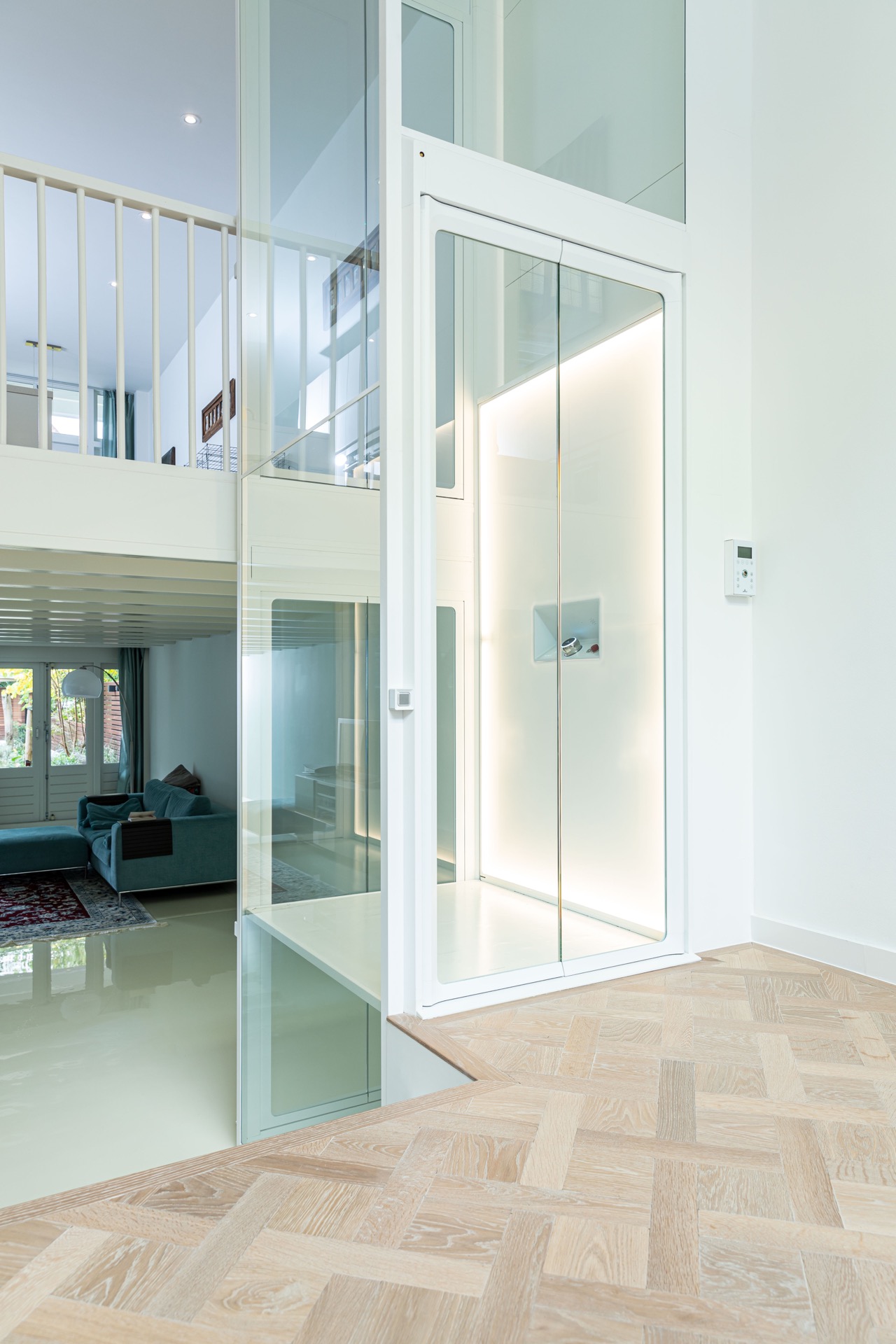 Glashomelift-Schacht: glas-Homelift im modernen Interieur mit weißen Profilen und Holzboden, Luxury, Design, Exclusive, Modern, Custom Made, Special, Beautiful