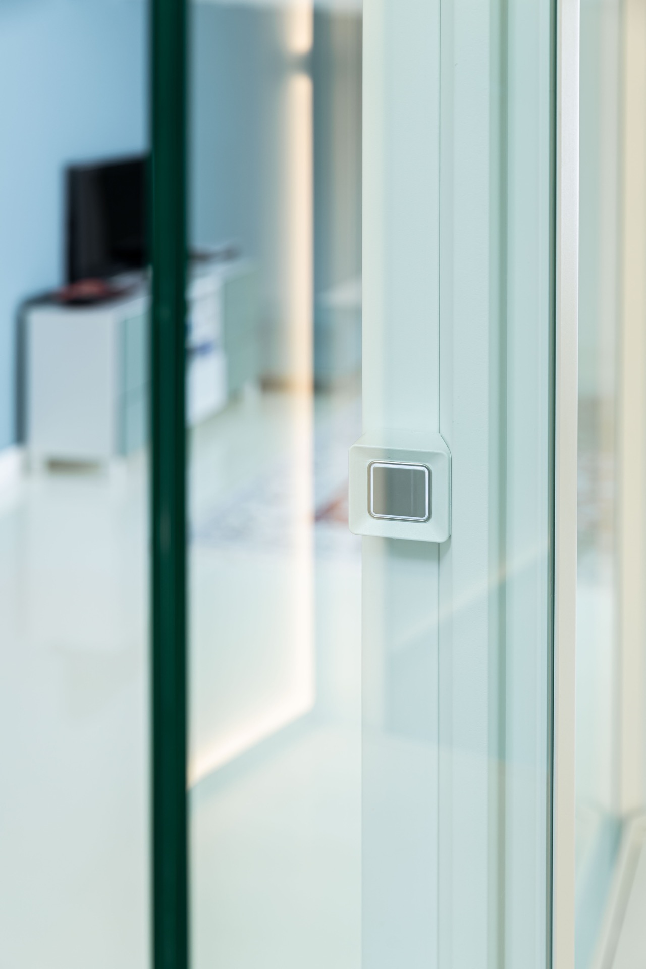 Glashomelift-Schacht: nahaufnahme einer quadratischen Bedieneinheit an der Wand neben dem Glas-Homelift, Luxury, Design, Exclusive, Modern, Custom Made, Special, Beautiful