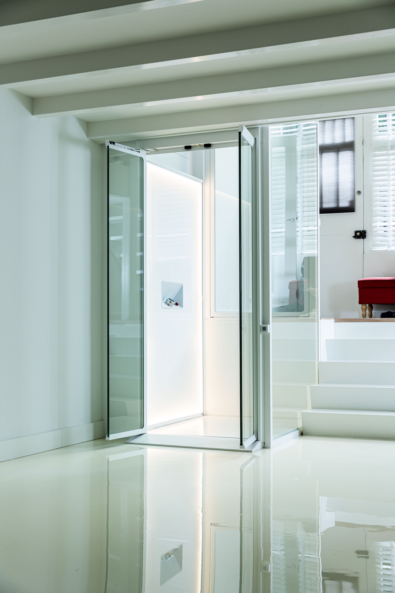 Glashomelift-Schacht: glas-Homelift mit weißem Rahmen und Decken-Scheinwerfern im Schacht, Luxury, Design, Exclusive, Modern, Custom Made, Special, Beautiful