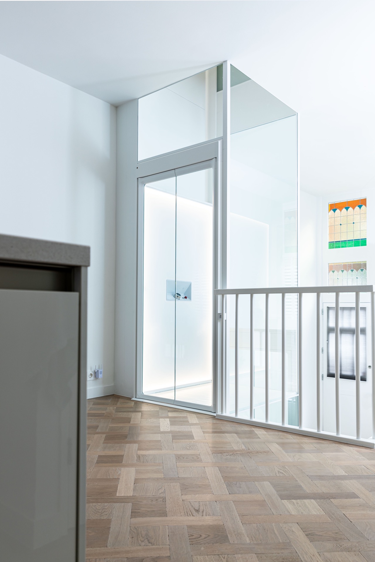 Glashomelift-Schacht: glas-Homelift in hellem Raum mit Holzboden und weißen Wänden, Luxury, Design, Exclusive, Modern, Custom Made, Special, Beautiful