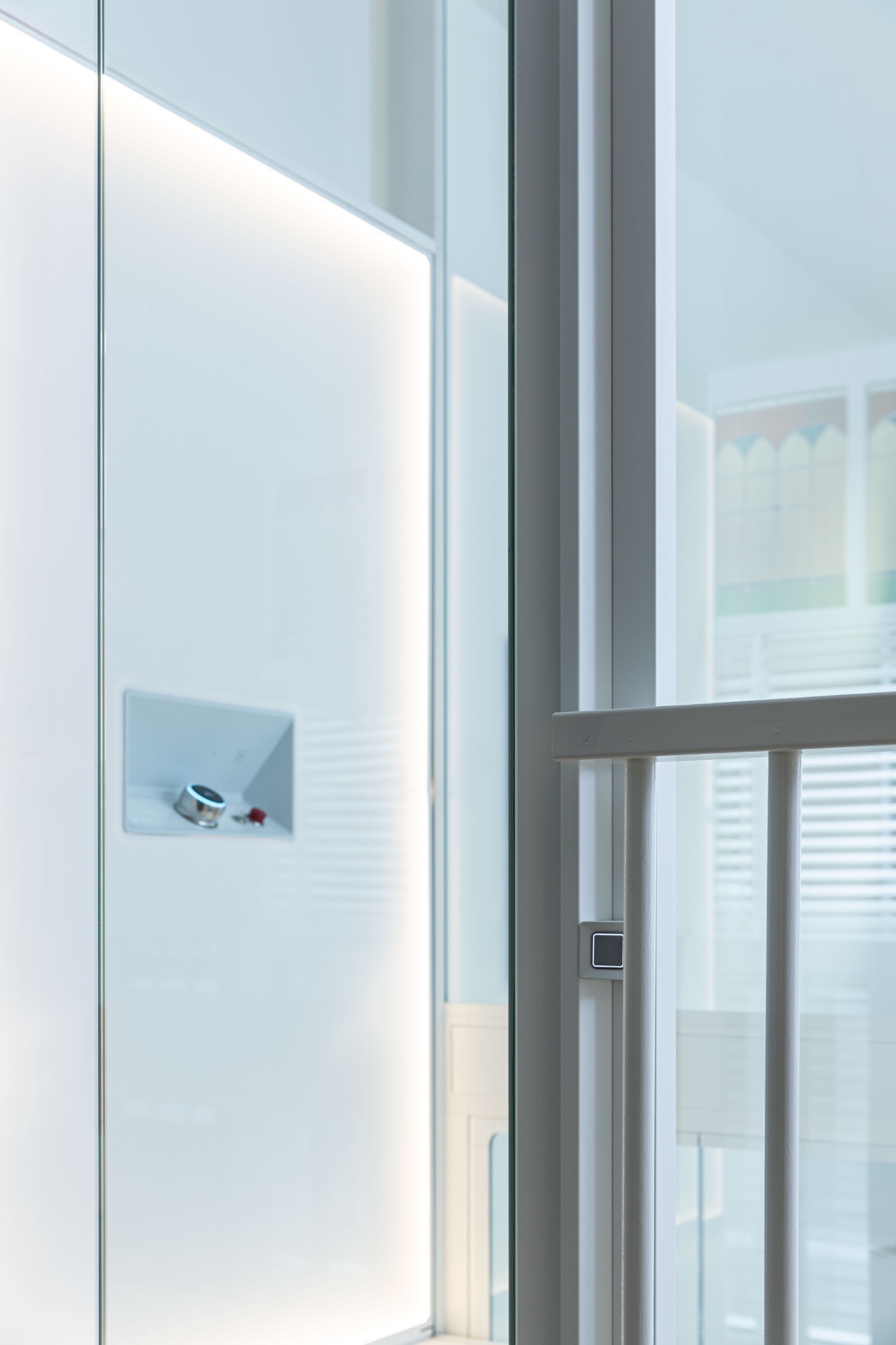 Glashomelift-Schacht: detail einer Glaswand am Homelift mit Stahlprofilen und Reflexionen, Luxury, Design, Exclusive, Modern, Custom Made, Special, Beautiful