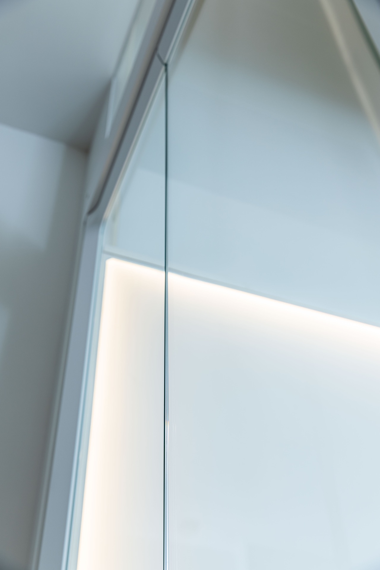Glashomelift-Schacht: detail der Glas-Kante und des Profils am Homelift mit Lichtlinie oben, Luxury, Design, Exclusive, Modern, Custom Made, Special, Beautiful