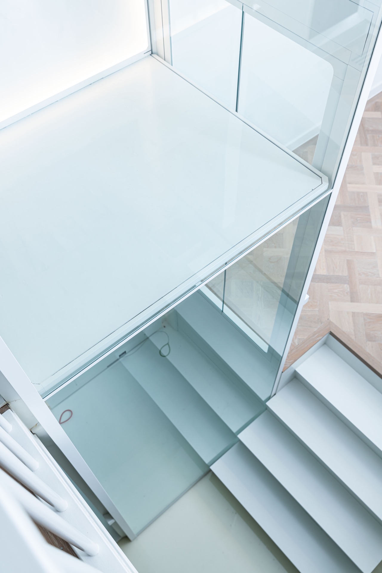 Glashomelift-Schacht: glas-Homelift mit Blick auf die hölzerne Sauna und warm beleuchtete Bänke, Luxury, Design, Exclusive, Modern, Custom Made, Special, Beautiful