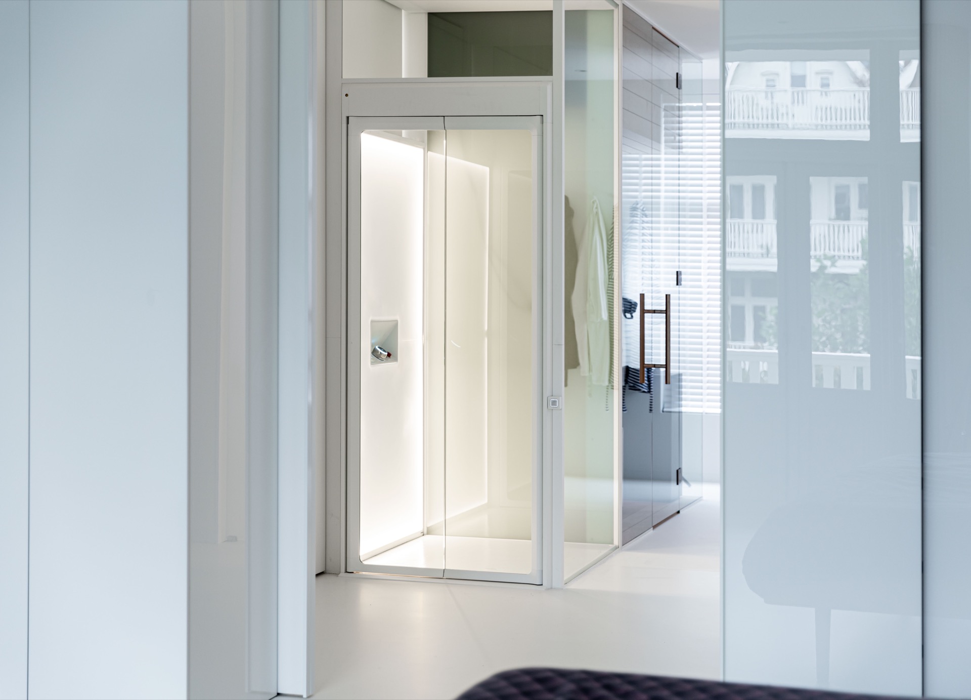 homelift con caja de vidrio: elevador para casa de vidrio en un conducto blanco con paneles transparentes y control, Luxury, Design, Exclusive, Modern, Custom Made, Special, Beautiful