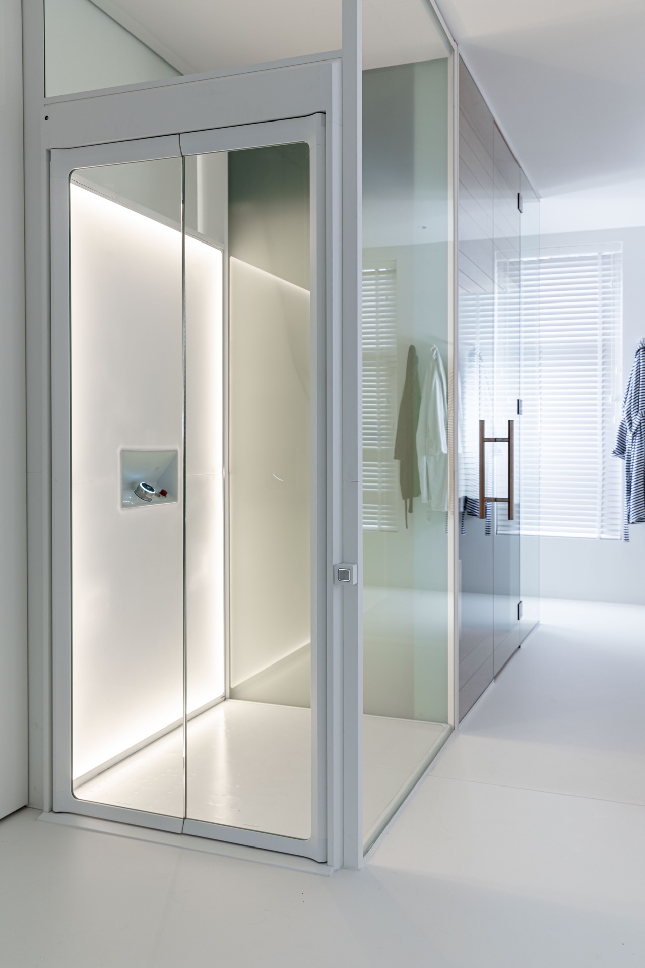Glashomelift-Schacht: sauna-Interieur mit Glastrennwand und Blick auf die Homelift-Installation, Luxury, Design, Exclusive, Modern, Custom Made, Special, Beautiful
