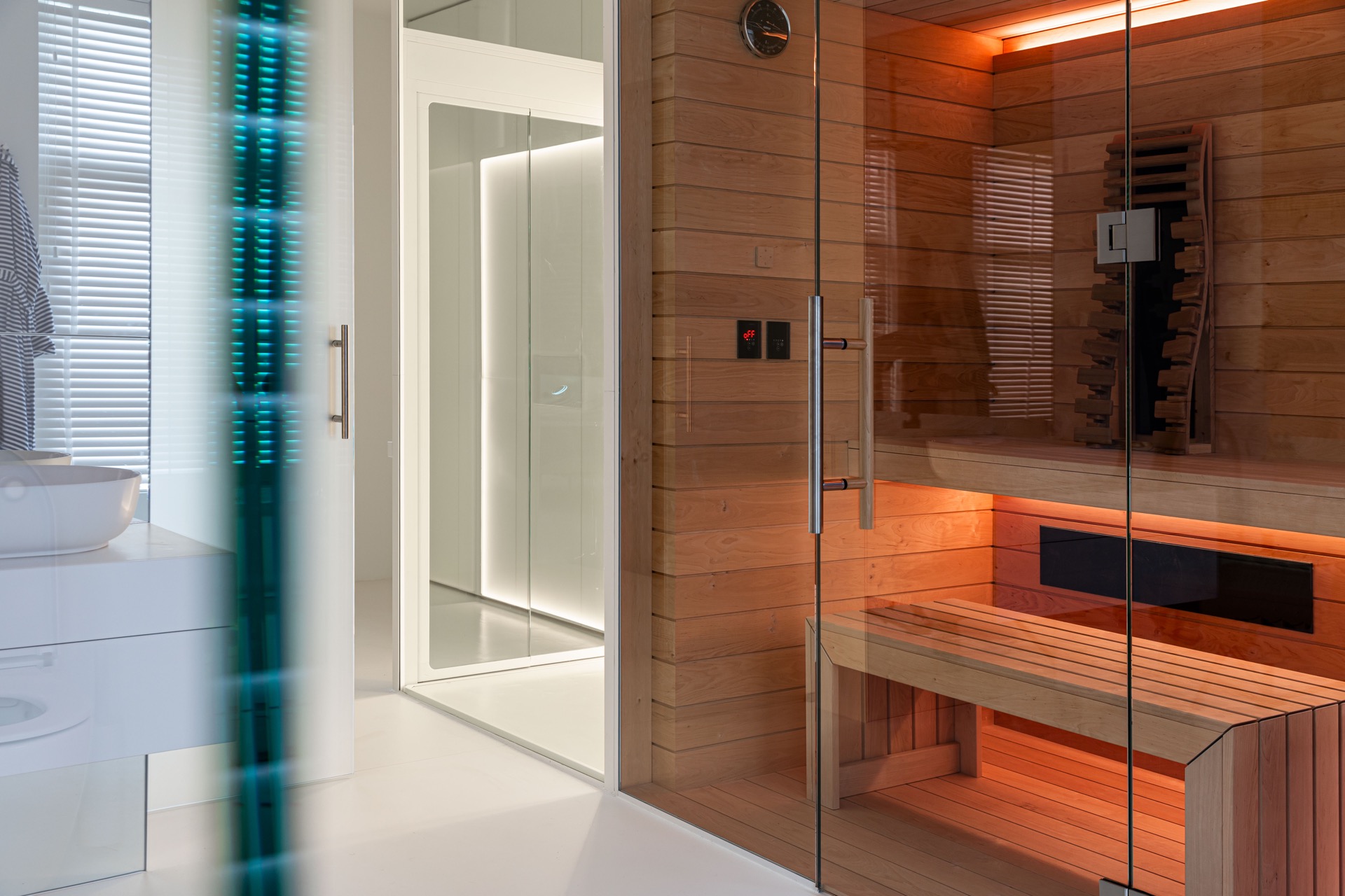 Glashomelift-Schacht: detail der Glastrennwand mit Stahllager/Griff und weißem Paneel im Sauna-Bereich, Luxury, Design, Exclusive, Modern, Custom Made, Special, Beautiful