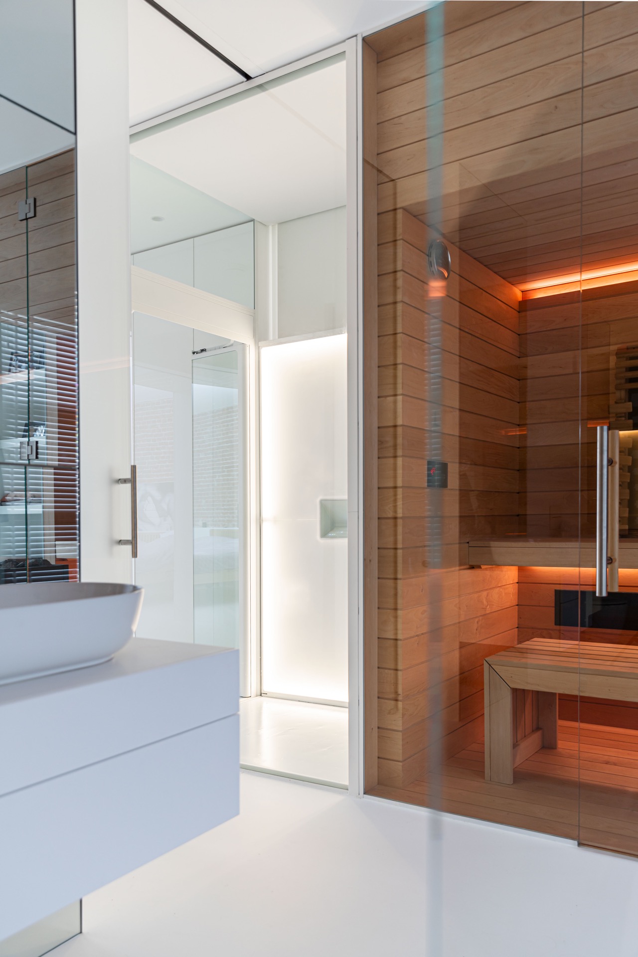 Glashomelift-Schacht: bedienmodul im Glas am Homelift mit warmem Sauna-Licht im Hintergrund, Luxury, Design, Exclusive, Modern, Custom Made, Special, Beautiful
