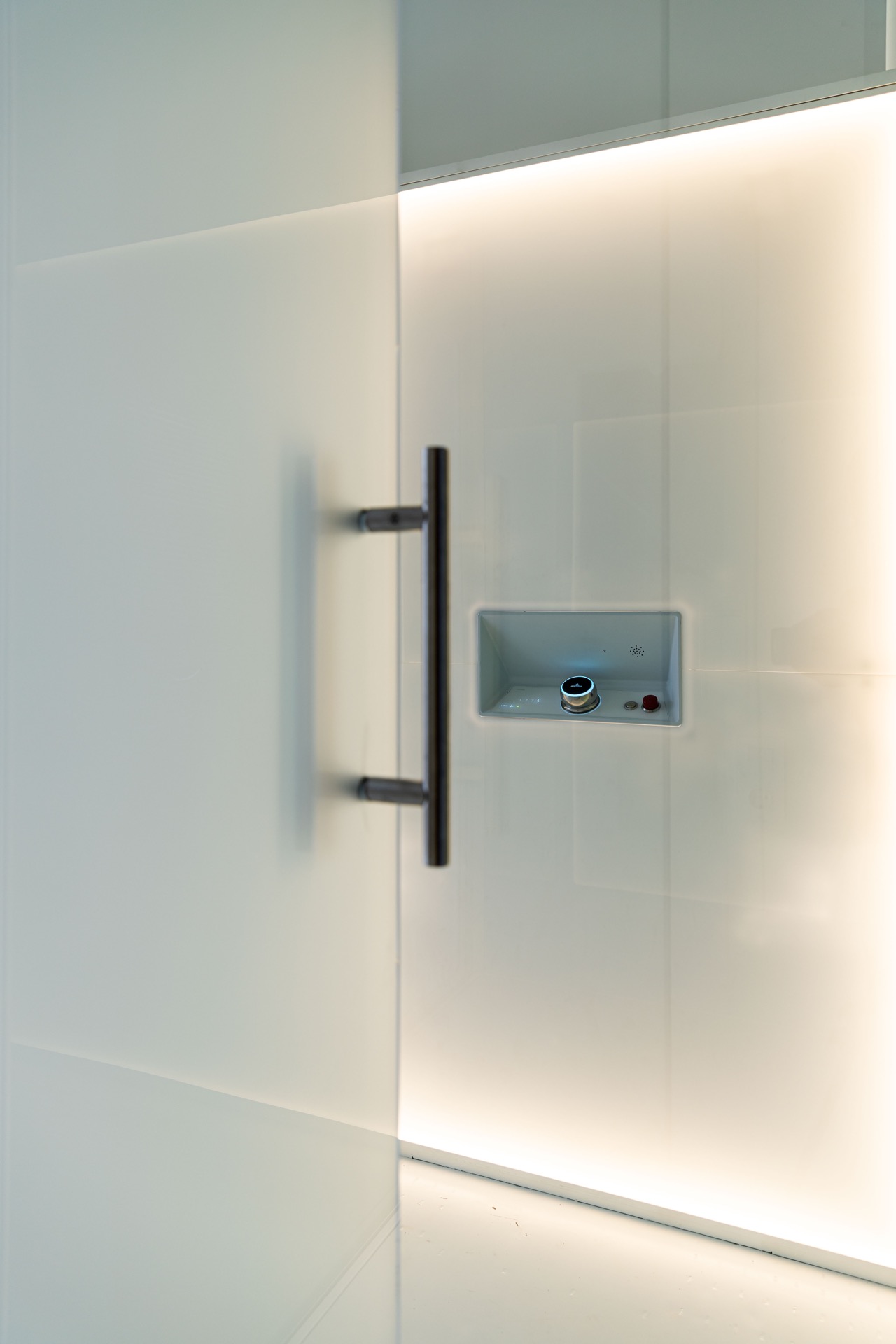 Glashomelift-Schacht: detail der glänzenden weißen Oberfläche und abgerundeten Kante in der Homelift-Kabine, Luxury, Design, Exclusive, Modern, Custom Made, Special, Beautiful