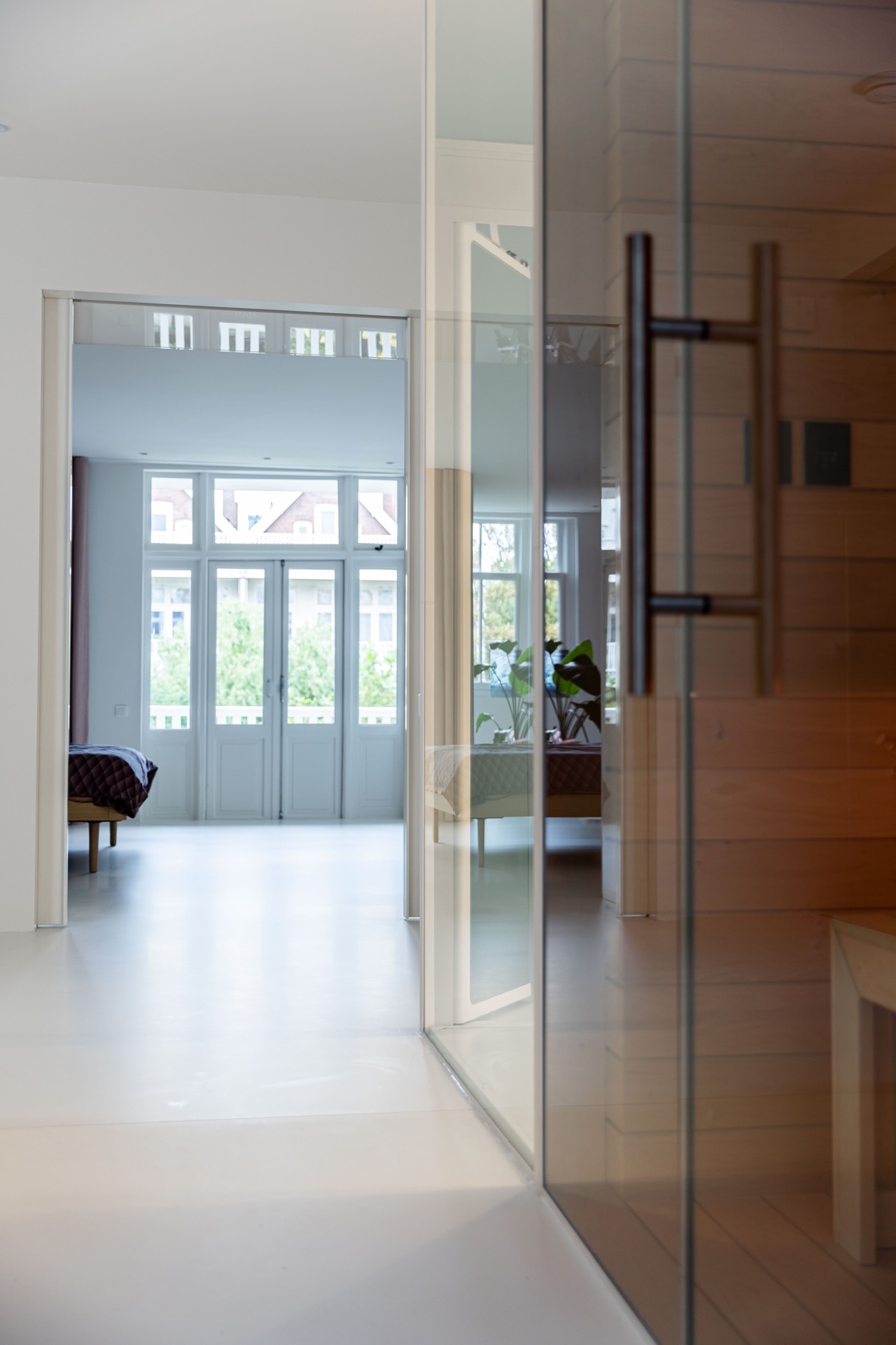 Glashomelift-Schacht: ausführungsdetail einer abgerundeten Kante in der weißen Homelift-Kabine mit Lichtreflexion, Luxury, Design, Exclusive, Modern, Custom Made, Special, Beautiful