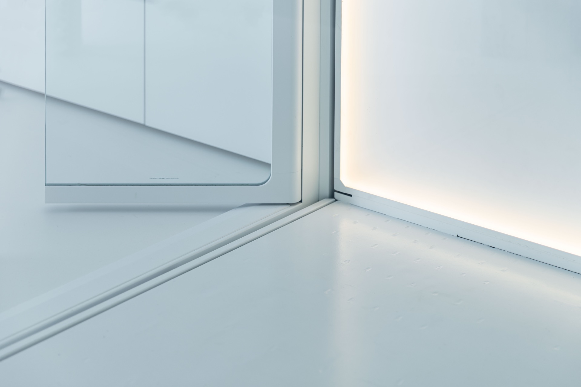 Glashomelift-Schacht: detail des Glas-Bedienfelds und eines vertikalen Metallpfostens am Homelift, Luxury, Design, Exclusive, Modern, Custom Made, Special, Beautiful