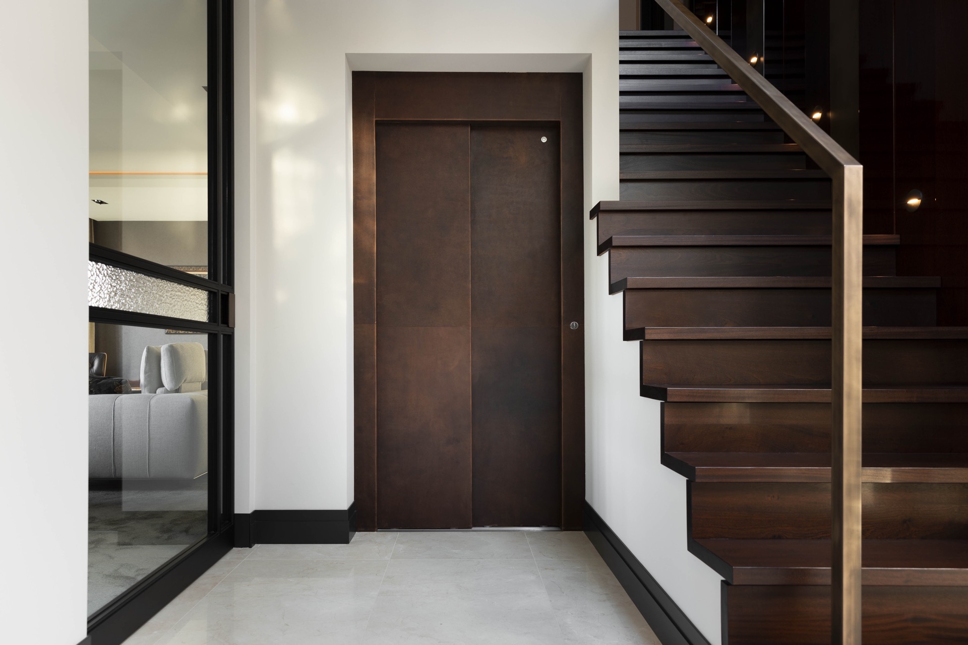 monte-charge cabine aspect cuir: monte-charge cabine avec panneaux aspect cuir marron foncé près d’un escalier en bois, Luxury, Design, Exclusive, Modern, Custom Made, Special, Beautiful