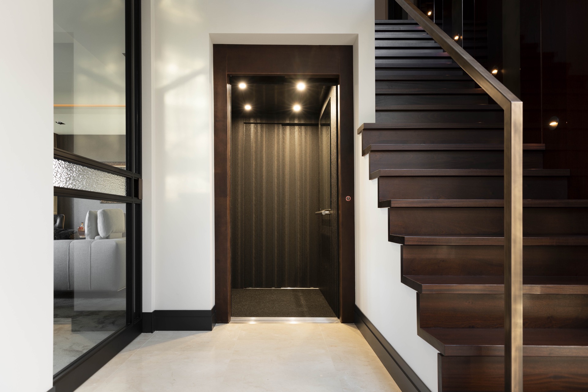 monte-charge cabine aspect cuir: cabine de lift ouverte avec finition aspect cuir marron foncé et escalier en bois dans le, Luxury, Design, Exclusive, Modern, Custom Made, Special, Beautiful