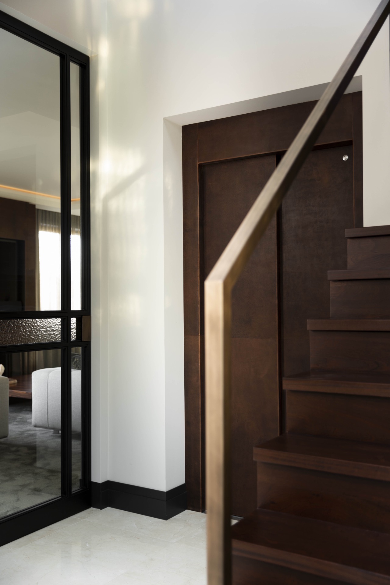 monte-charge cabine aspect cuir: vue en angle de l’ouverture du lift avec finition aspect cuir marron foncé près de, Luxury, Design, Exclusive, Modern, Custom Made, Special, Beautiful