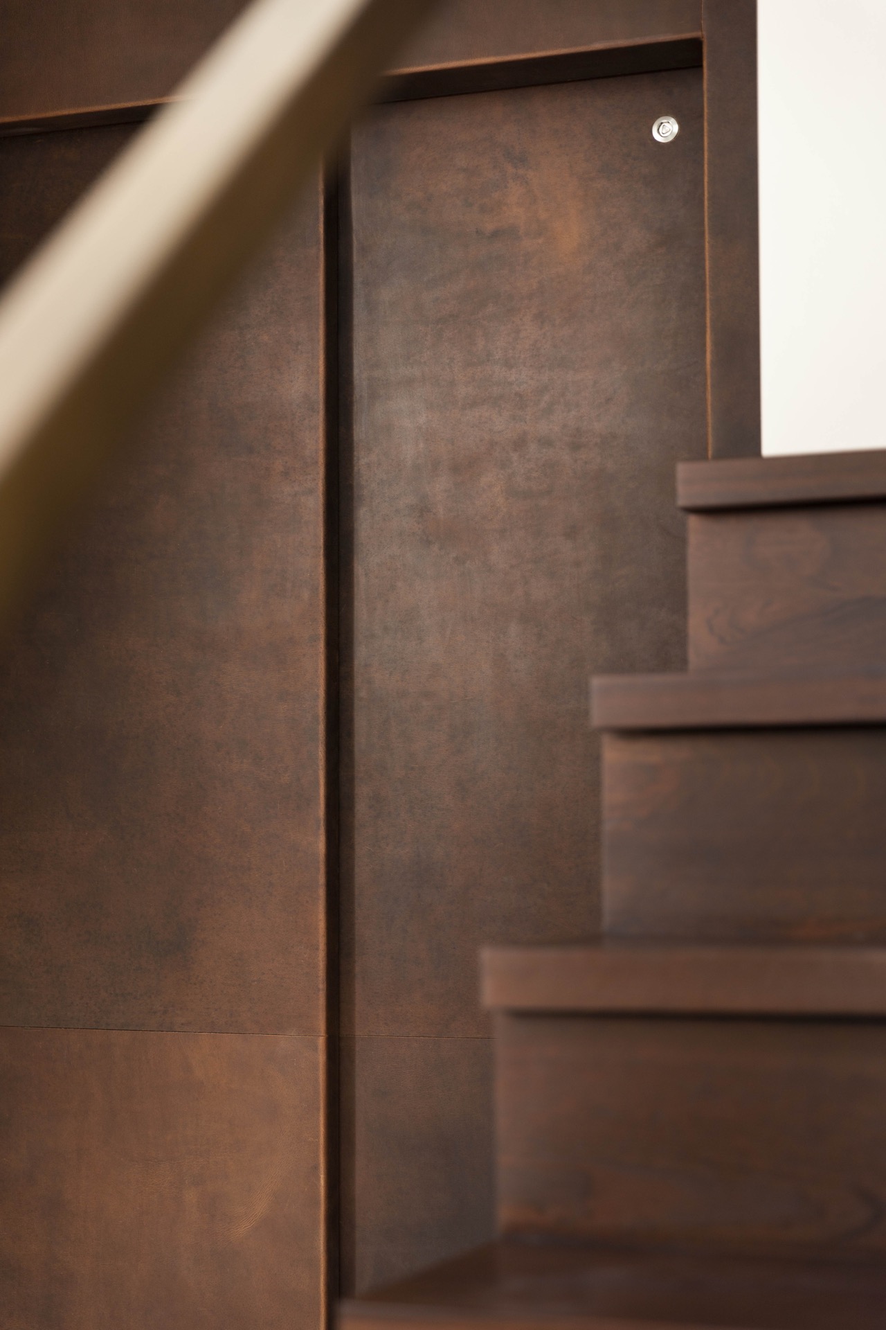 monte-charge cabine aspect cuir: détail du revêtement aspect cuir marron foncé sur l’entourage du lift, Luxury, Design, Exclusive, Modern, Custom Made, Special, Beautiful