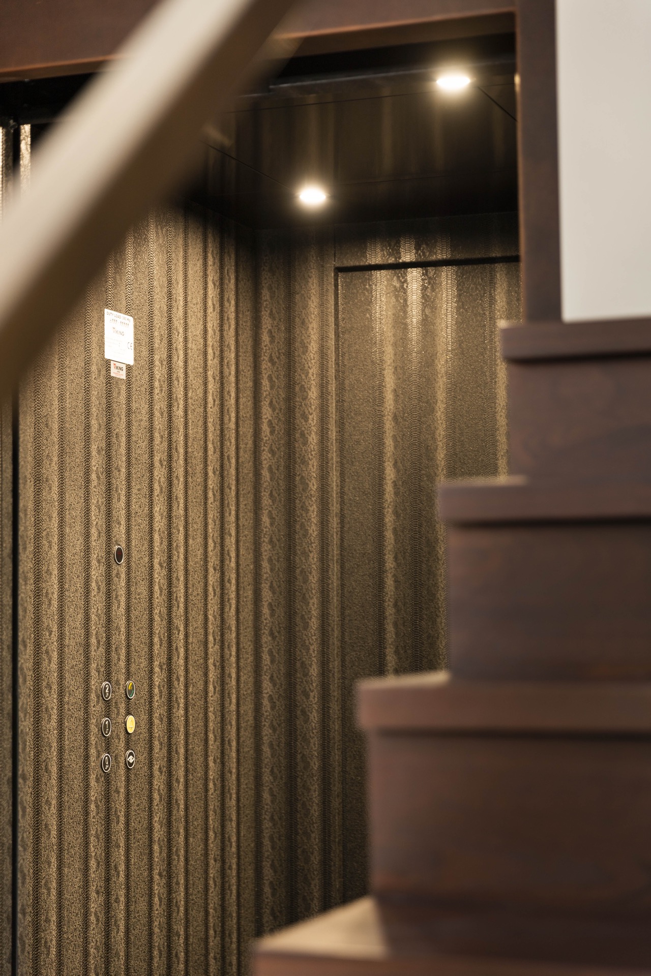 monte-charge cabine aspect cuir: gros plan sur le revêtement de la cabine avec texture en relief et éclairage ponctuel, Luxury, Design, Exclusive, Modern, Custom Made, Special, Beautiful