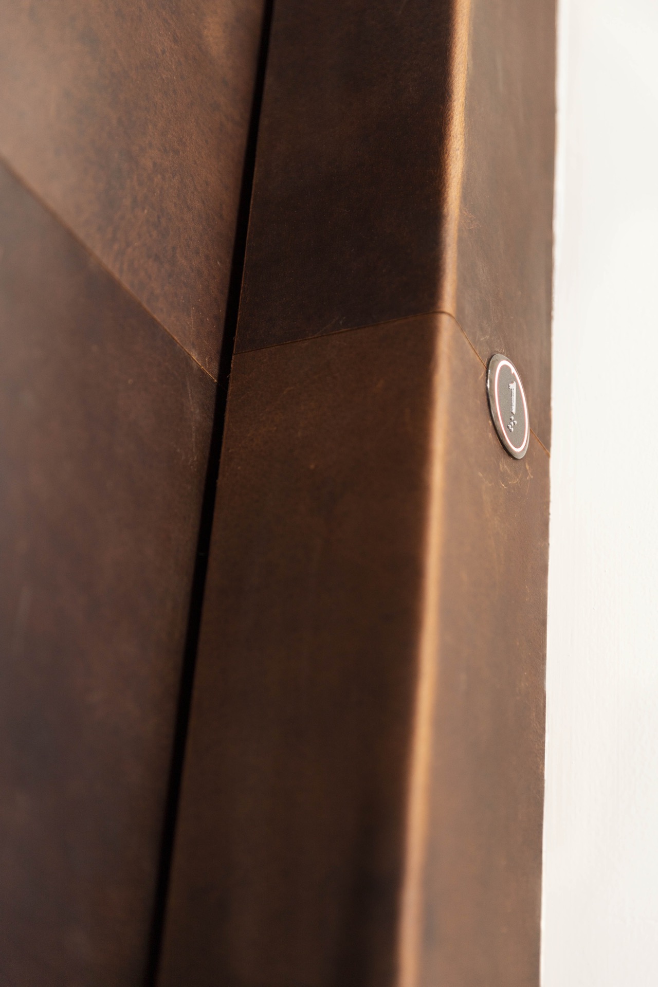monte-charge cabine aspect cuir: panneau de commande rond sur un habillage aspect cuir marron foncé du lift, Luxury, Design, Exclusive, Modern, Custom Made, Special, Beautiful