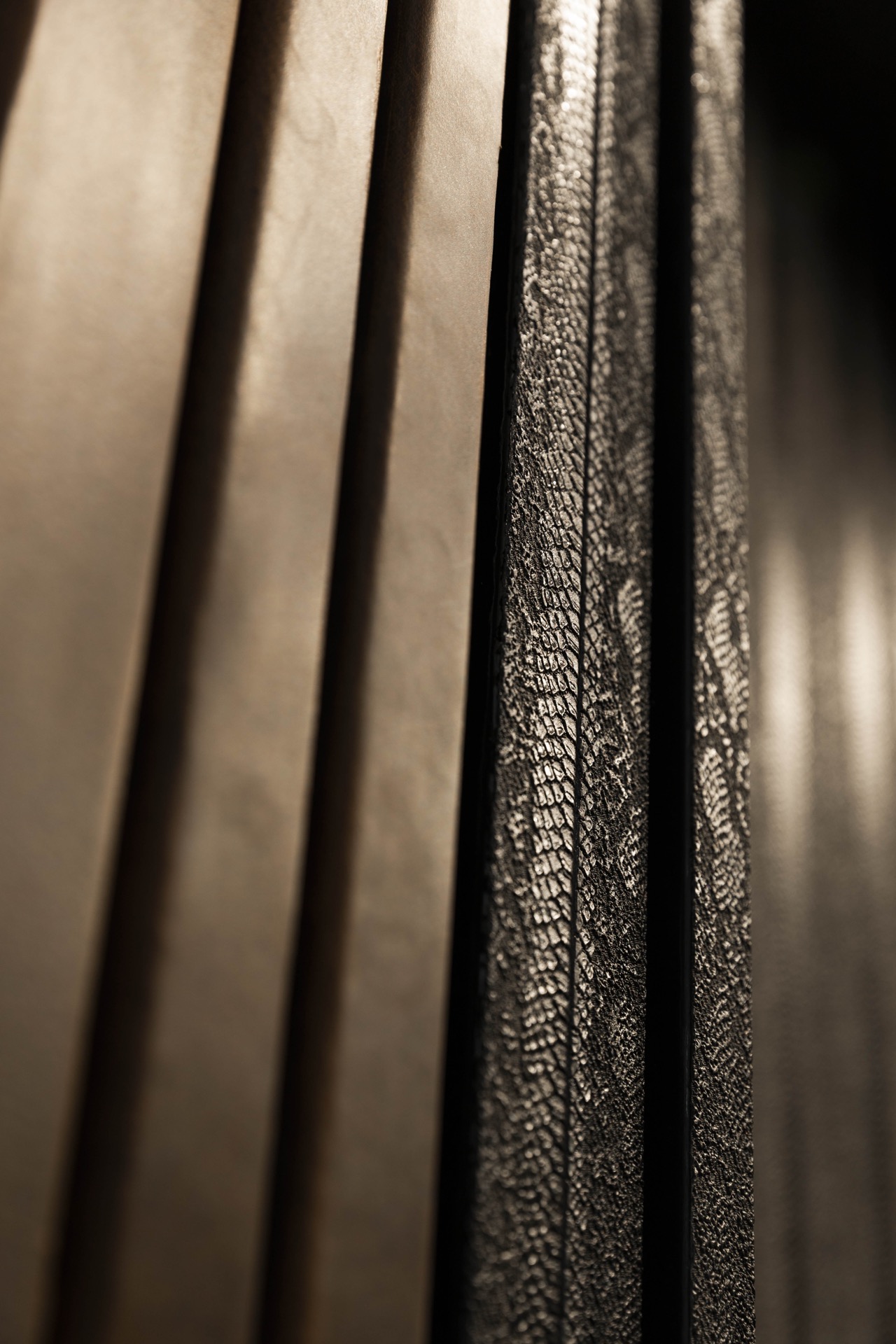 monte-charge cabine aspect cuir: gros plan du revêtement de cabine avec texture en relief verticale, Luxury, Design, Exclusive, Modern, Custom Made, Special, Beautiful