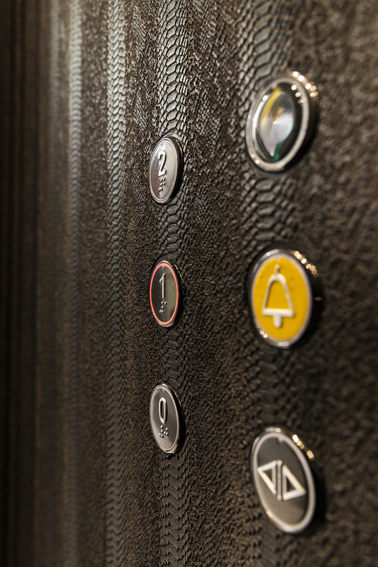 monte-charge cabine aspect cuir: vue à l’intérieur de la cabine de lift avec parois aspect cuir marron foncé et spots au, Luxury, Design, Exclusive, Modern, Custom Made, Special, Beautiful
