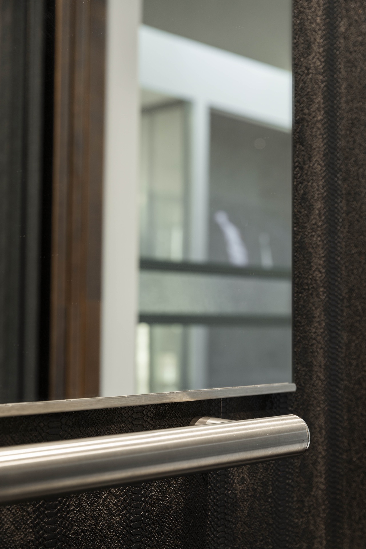 monte-charge cabine aspect cuir: détail des boutons de lift sur un panneau texturé aspect cuir brun, Luxury, Design, Exclusive, Modern, Custom Made, Special, Beautiful