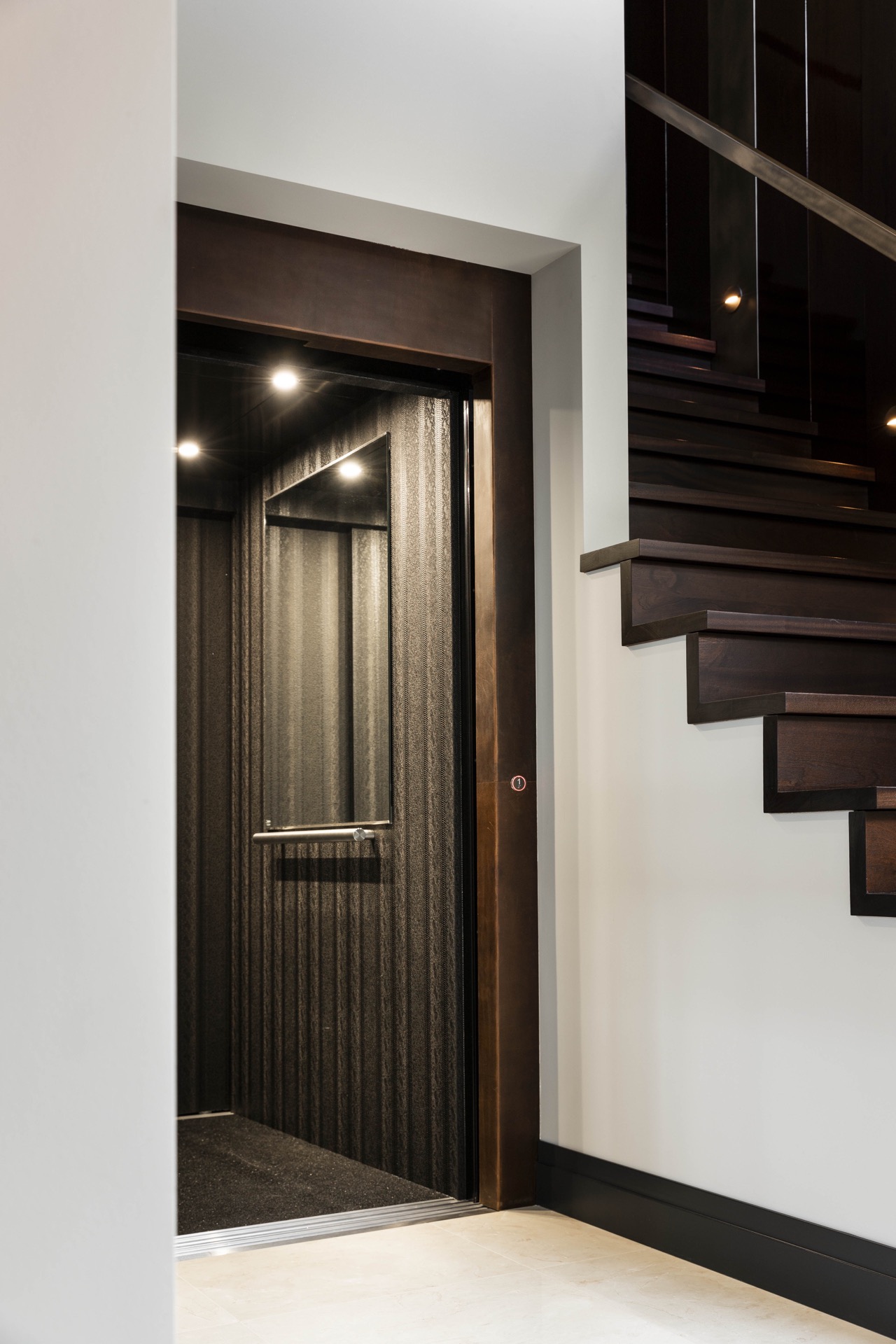 monte-charge cabine aspect cuir: lift avec panneau de porte noir et voyant rouge dans un hall moderne, Luxury, Design, Exclusive, Modern, Custom Made, Special, Beautiful