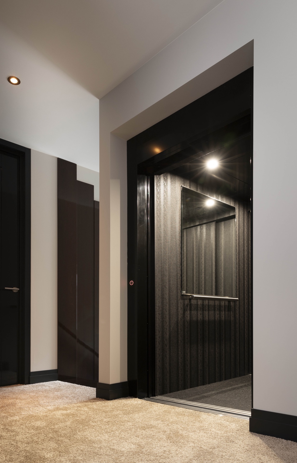 monte-charge cabine aspect cuir: détail de l’ouverture du lift avec doublure de cabine aspect cuir et seuil métallique, Luxury, Design, Exclusive, Modern, Custom Made, Special, Beautiful