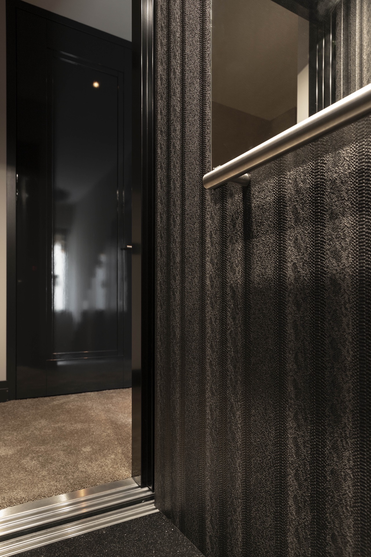 monte-charge cabine aspect cuir: détail de raccord de l’ouverture du lift avec seuil métallique et tapis dans le hall, Luxury, Design, Exclusive, Modern, Custom Made, Special, Beautiful