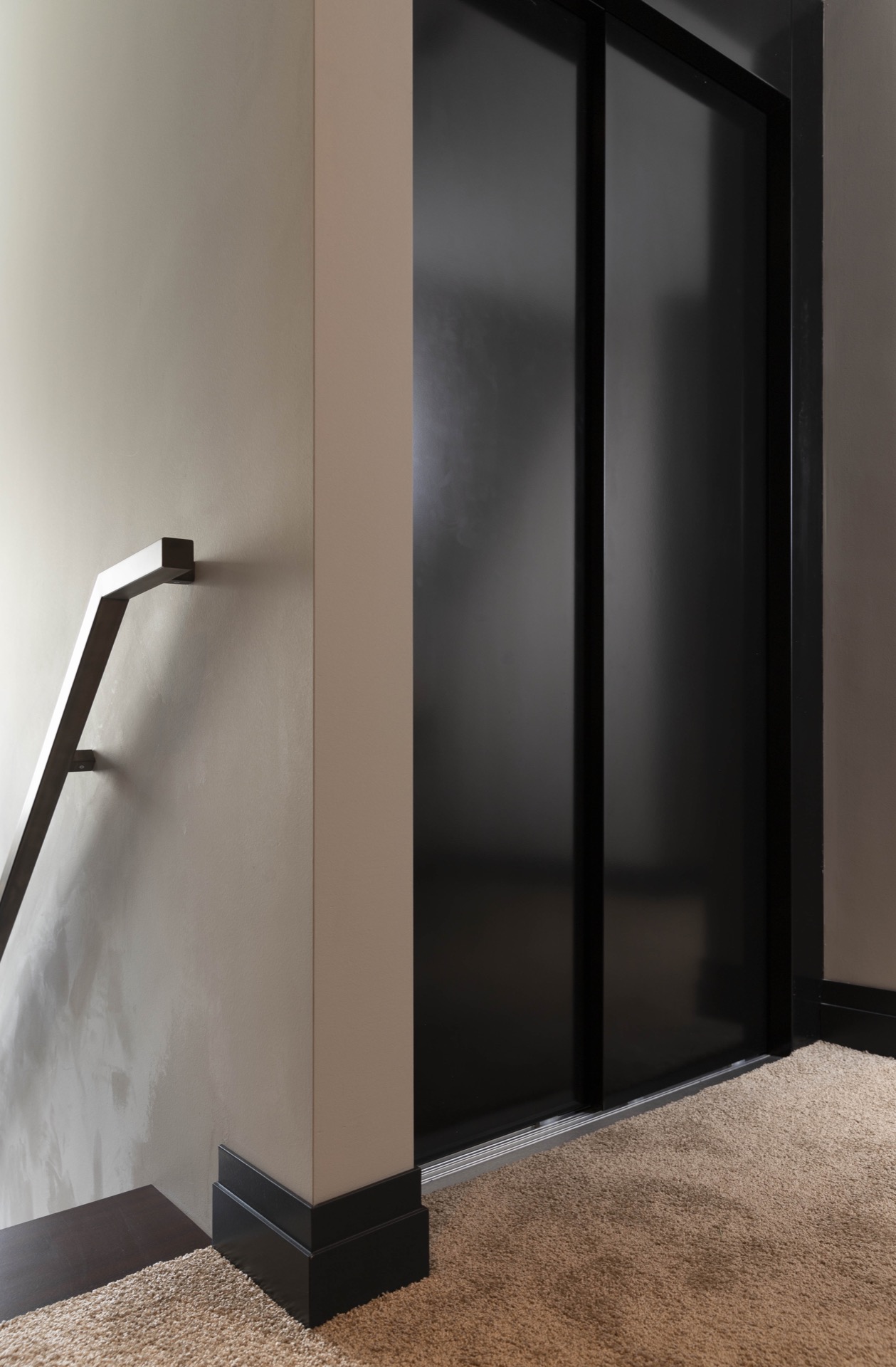 monte-charge cabine aspect cuir: paroi de cabine de lift avec texture aspect cuir et boutons ronds visibles à l’ouverture, Luxury, Design, Exclusive, Modern, Custom Made, Special, Beautiful
