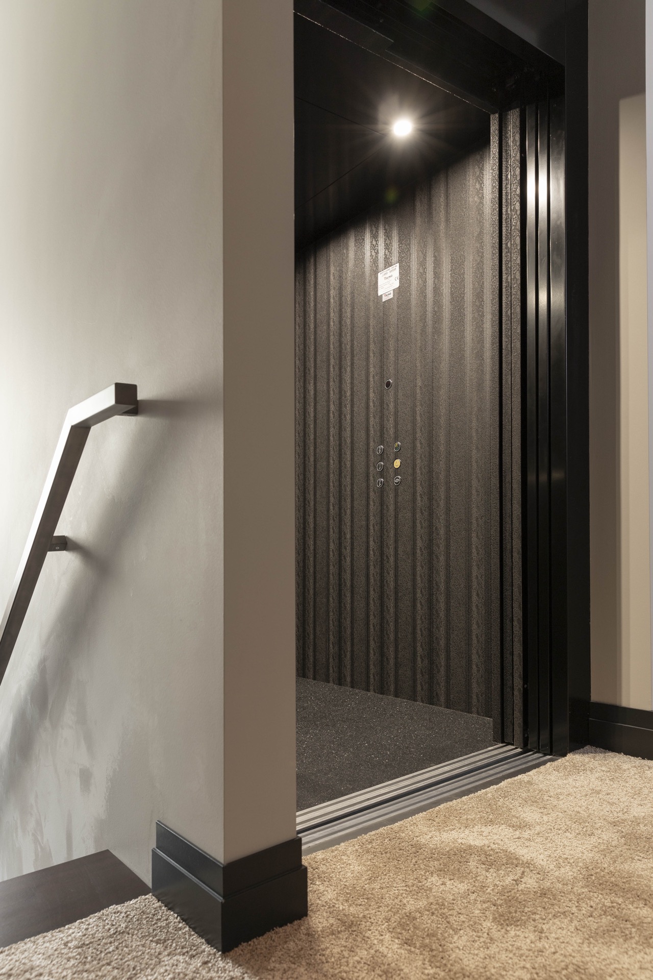monte-charge cabine aspect cuir: zone d’ouverture du lift avec vue sur le revêtement de cabine aspect cuir et boutons ronds, Luxury, Design, Exclusive, Modern, Custom Made, Special, Beautiful