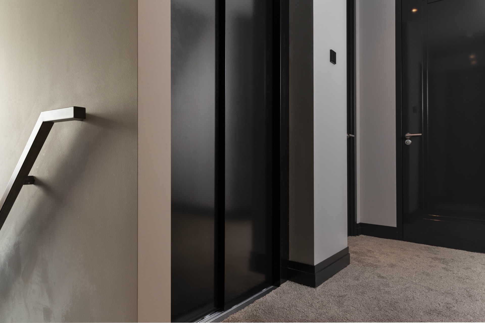 monte-charge cabine aspect cuir: lift à côté du mur d’escalier avec panneaux de gaine noire réfléchissante et revêtement, Luxury, Design, Exclusive, Modern, Custom Made, Special, Beautiful