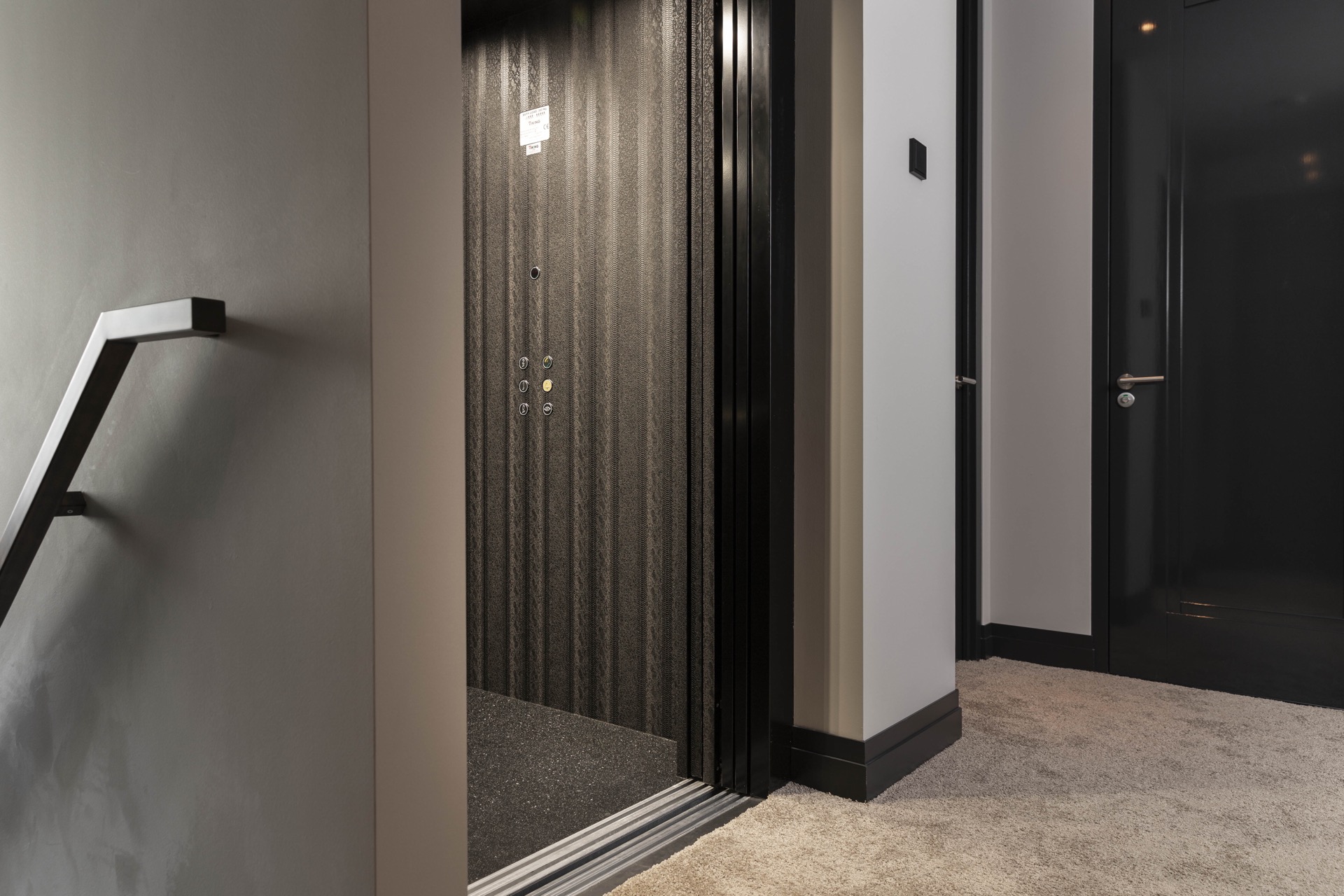 monte-charge cabine aspect cuir: cabine de lift avec texture aspect cuir et panneau de boutons ronds visible à l’ouverture, Luxury, Design, Exclusive, Modern, Custom Made, Special, Beautiful