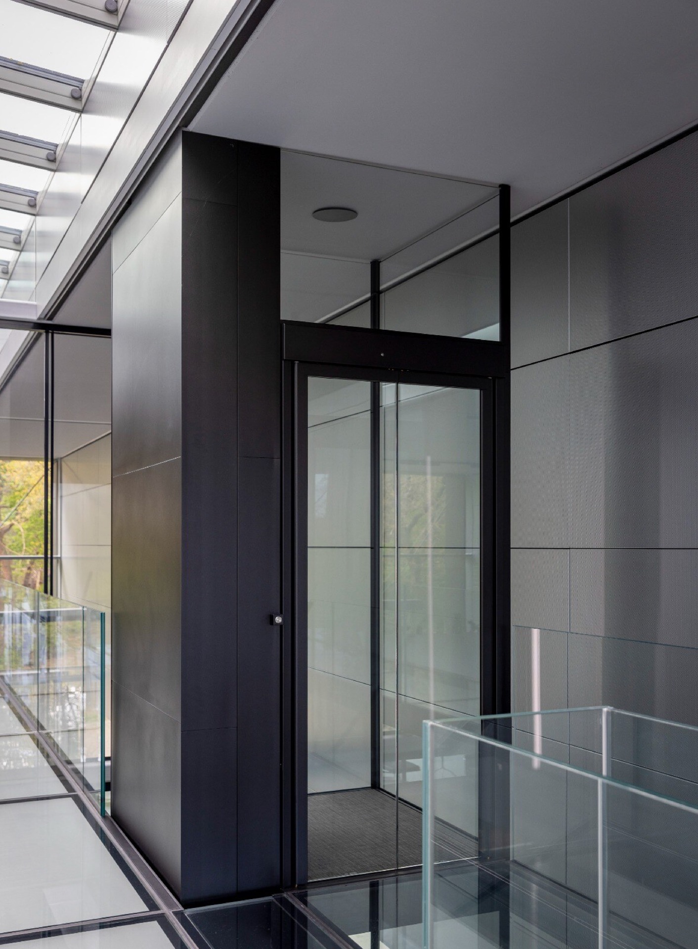 ascenseur privatif intégré dans une maison vitrée: détail de l’ouverture de l’ascenseur à l’intérieur avec panneaux en verre, Luxury, Design, Exclusive, Modern, Custom Made, Special, Beautiful