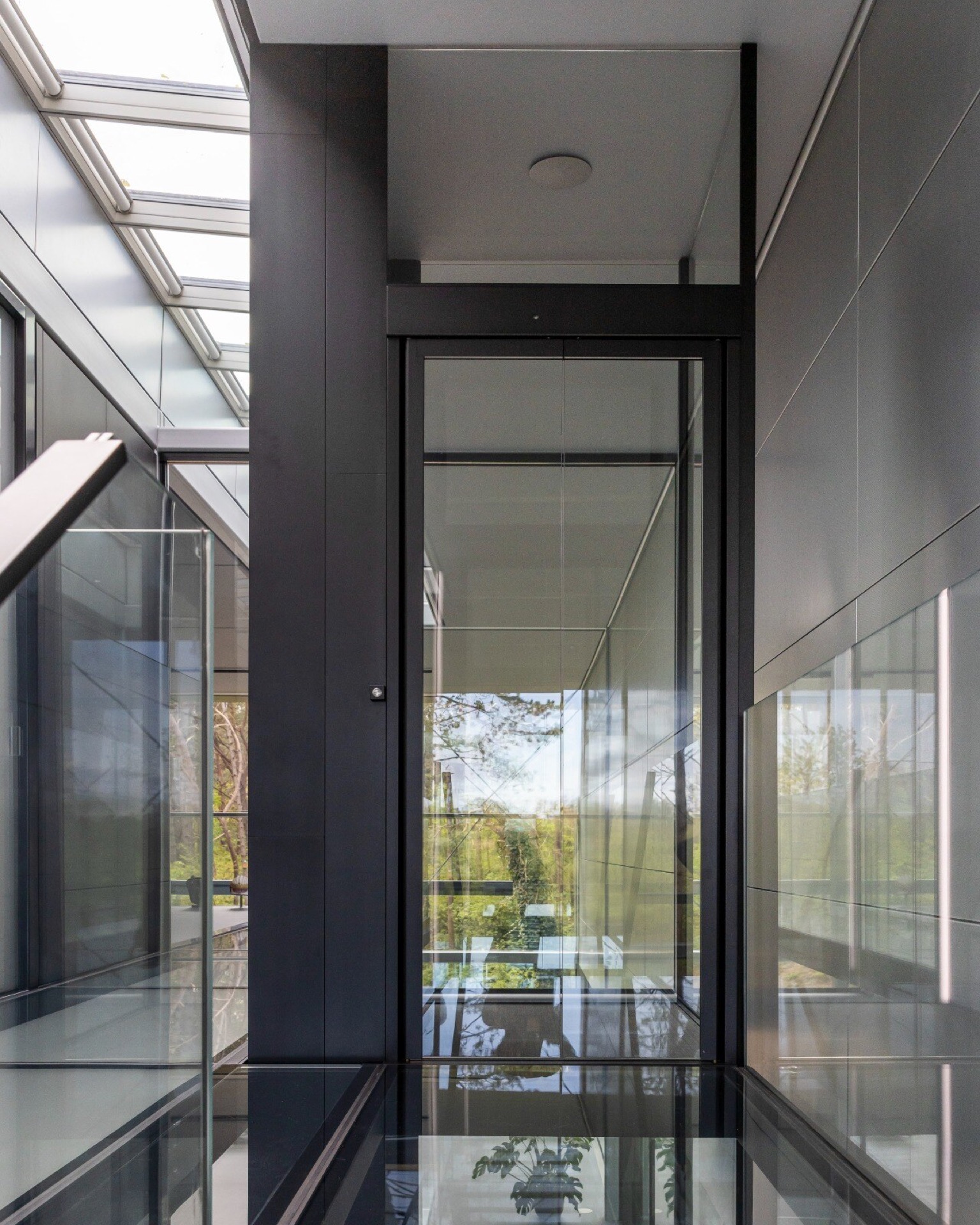 ascenseur privatif intégré dans une maison vitrée: vue intérieure en double hauteur avec zone d’ascenseur et encadrement en, Luxury, Design, Exclusive, Modern, Custom Made, Special, Beautiful