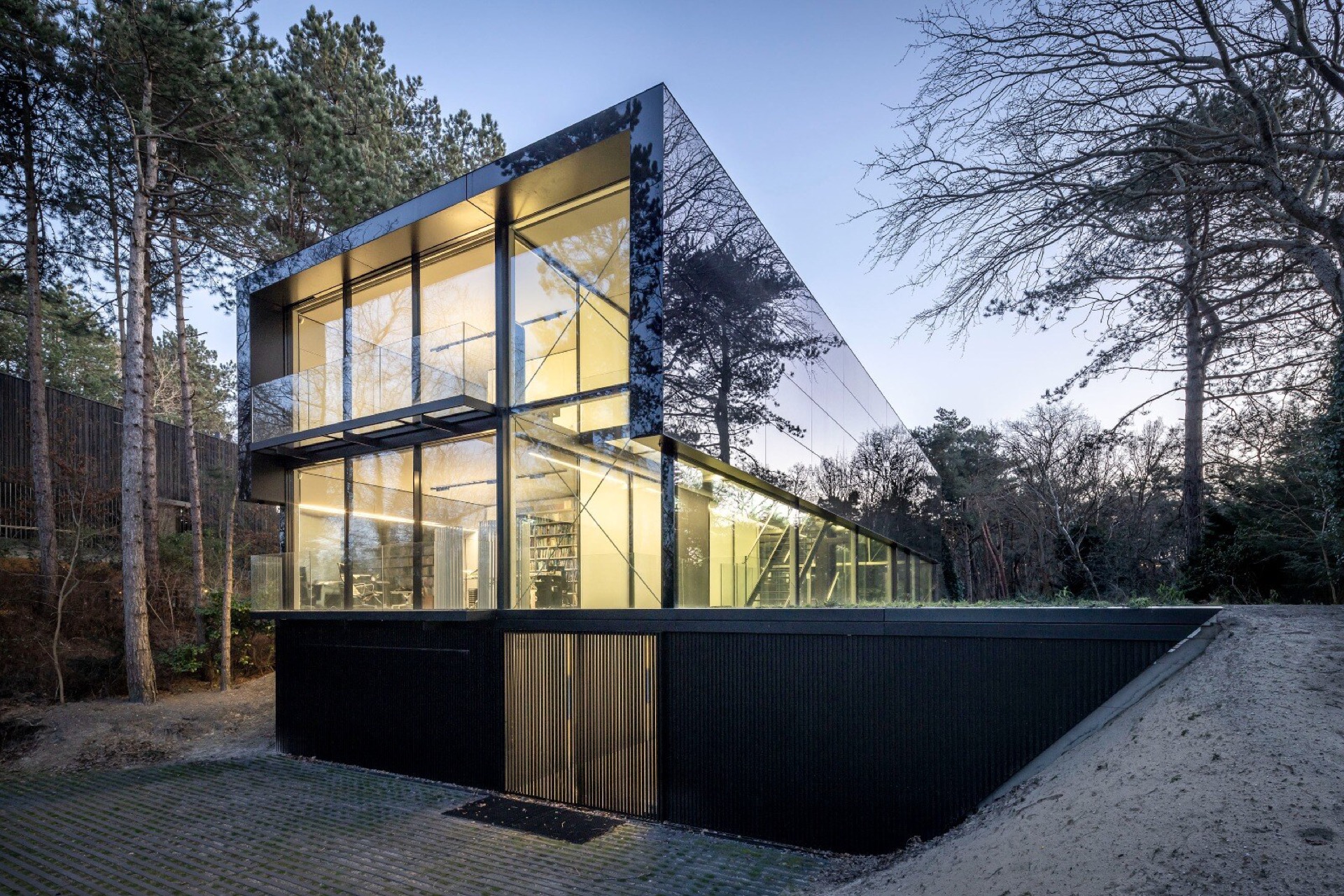 ascenseur privatif intégré dans une maison vitrée: maison moderne en verre dans la forêt avec façade sombre et larges bandes, Luxury, Design, Exclusive, Modern, Custom Made, Special, Beautiful