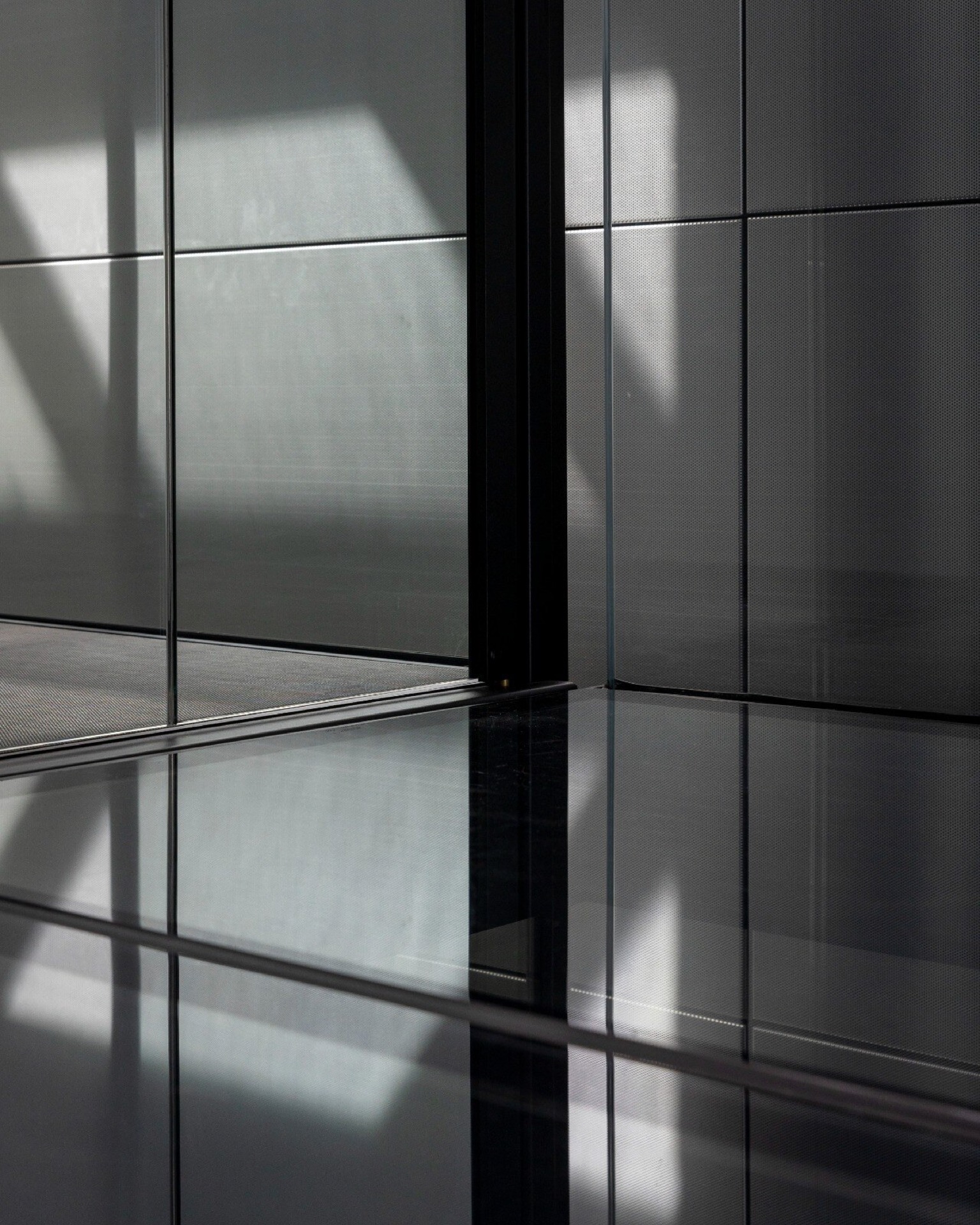 ascenseur privatif intégré dans une maison vitrée: gros plan sur la paroi vitrée de l’ascenseur avec cadre sombre et panneau, Luxury, Design, Exclusive, Modern, Custom Made, Special, Beautiful