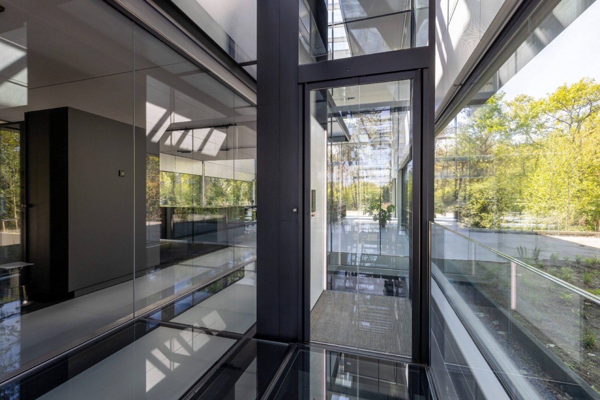 ascenseur privatif intégré dans une maison vitrée: vue intérieure de l’ouverture de l’ascenseur avec panneaux en verre et, Luxury, Design, Exclusive, Modern, Custom Made, Special, Beautiful