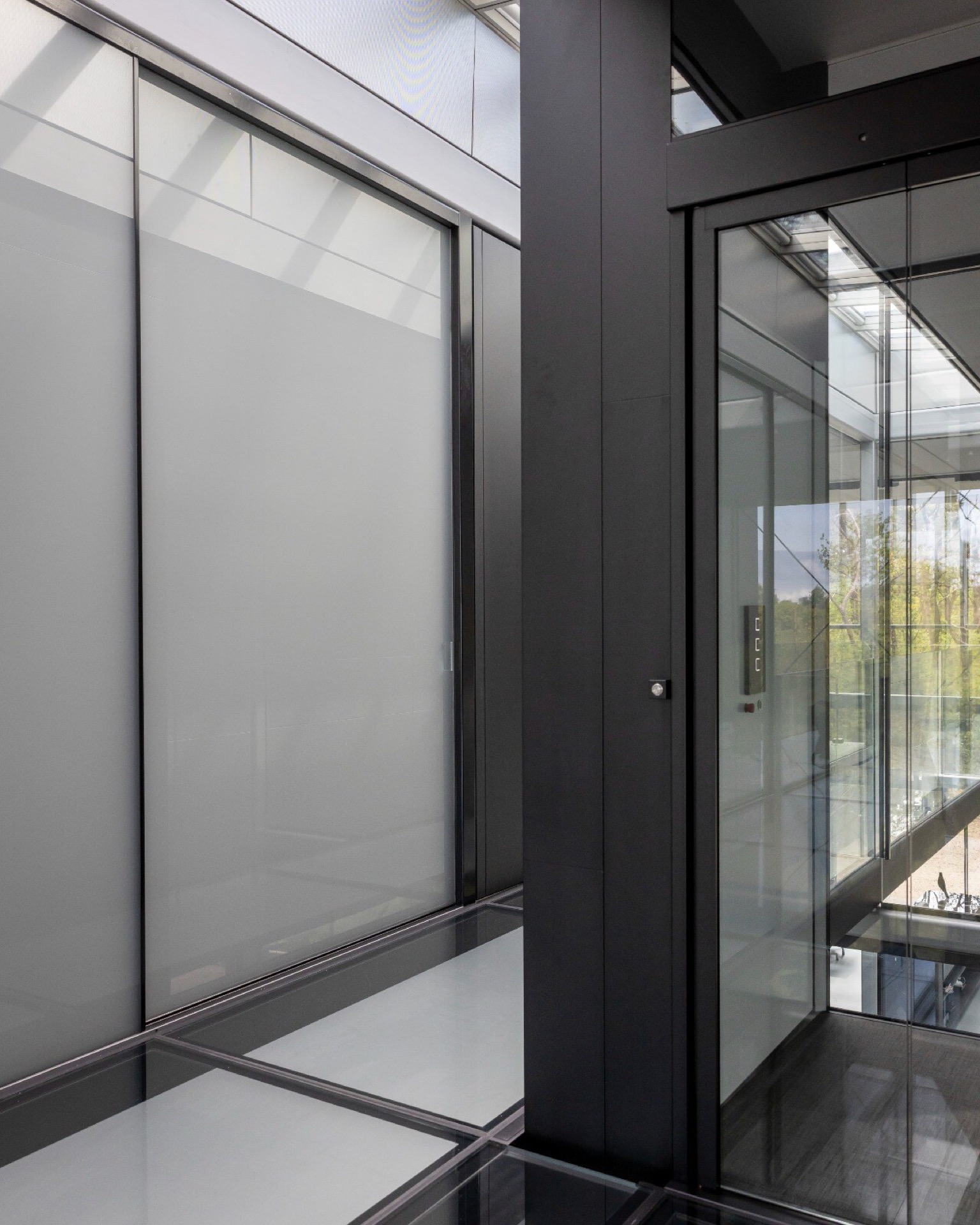 ascenseur privatif intégré dans une maison vitrée: détail du garde-corps en verre et du mur sombre autour de la cage, Luxury, Design, Exclusive, Modern, Custom Made, Special, Beautiful